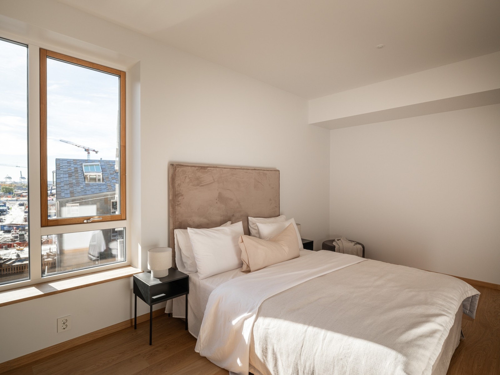 Det er god plass til dobbeltseng, nattbord og annet ønsket møblement Galleribilde