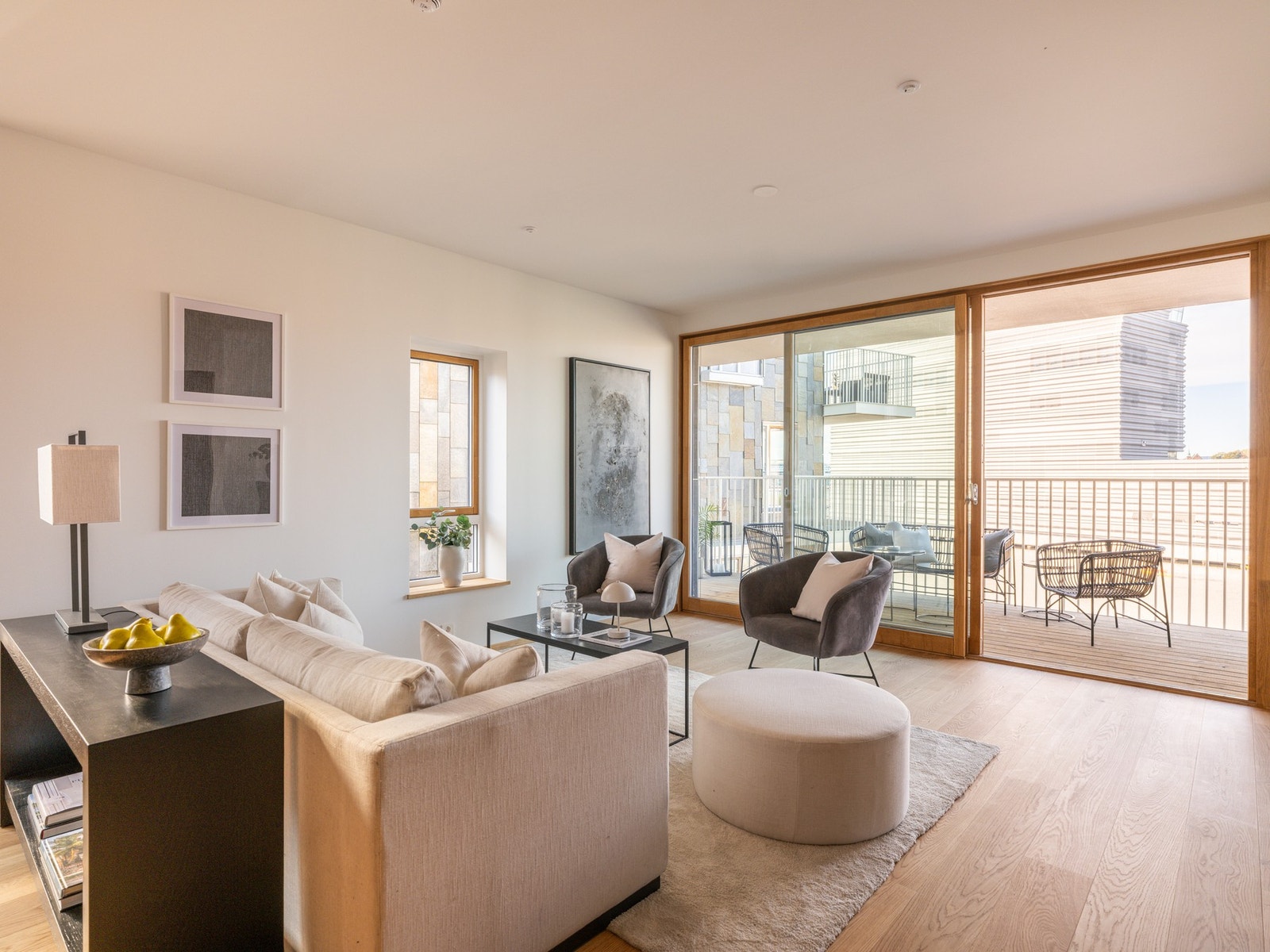 Lyse flater og lekker 1-stavs eikeparkett gir boligen et moderne og helhetlig uttrykk Galleribilde