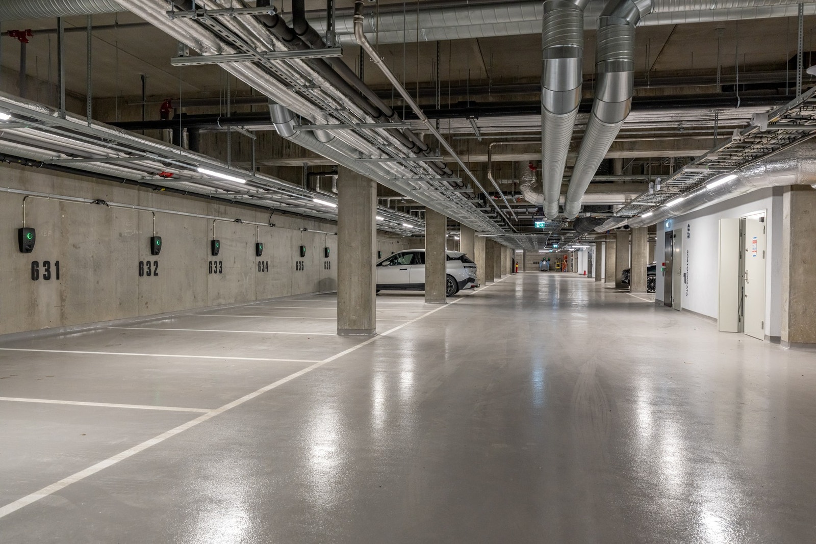 Det medfølger en parkeringsplass i felles lukket garasjekjeller (plass nr. 623) Galleribilde