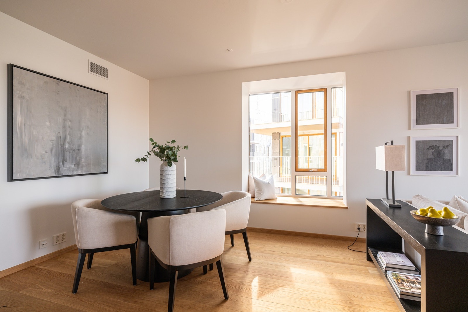 Perfekt spiseplass for sosiale sammenkomster Galleribilde