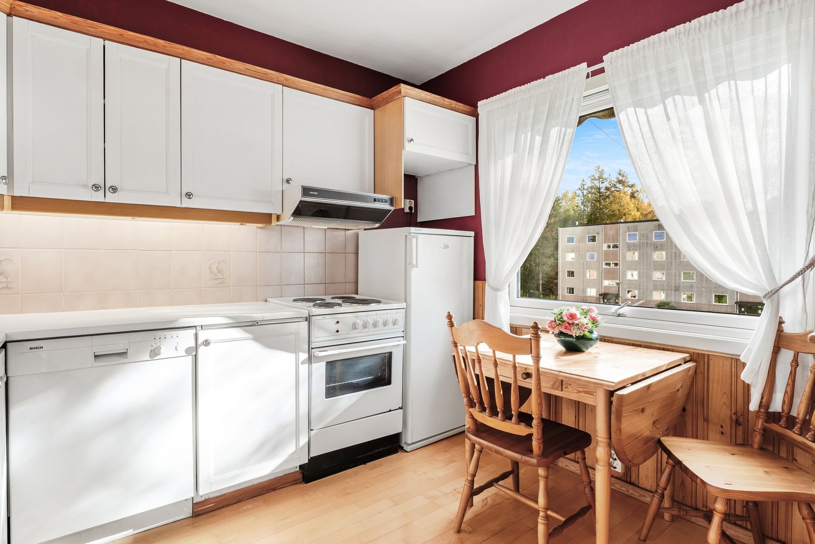 Det er gjort plass til komfyr, vaskemaskin og kjøle/fryseskap i innredningen. Galleribilde
