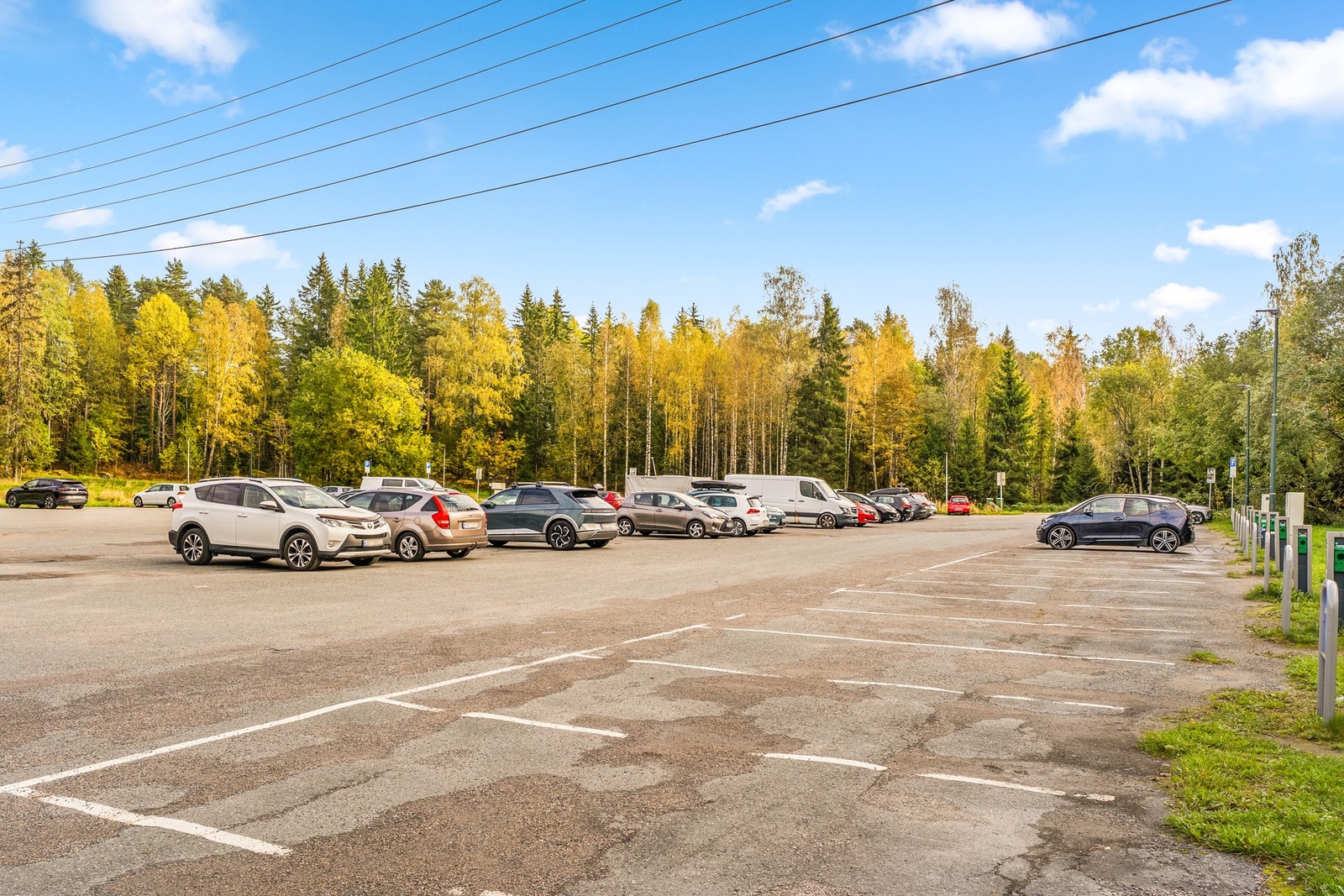 Haraløkka utfartsparkering ligger få meter unna og tilbyr gode parkeringsmuligheter. Her finner du også mange ladestasjoner for elbil, med både hurtig- og langtidslading. Galleribilde