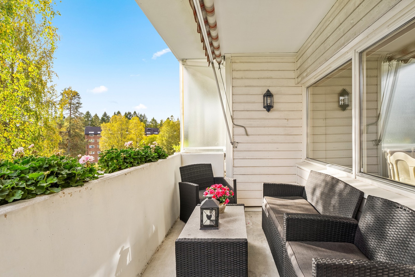 Det er tillatt å grille med elektrisk grill på balkongen. Det er installert utelys og markise, noe som gir muligheter for å tilpasse lys- og solforholdene etter behov. Galleribilde