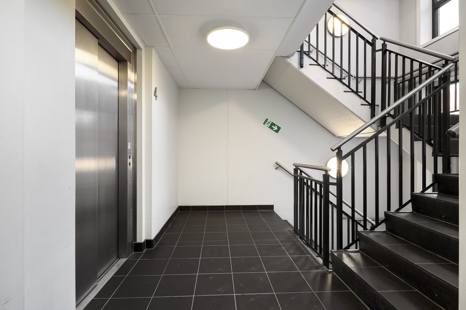 Tilgang til leiligheten via heis og trapp! Galleribilde