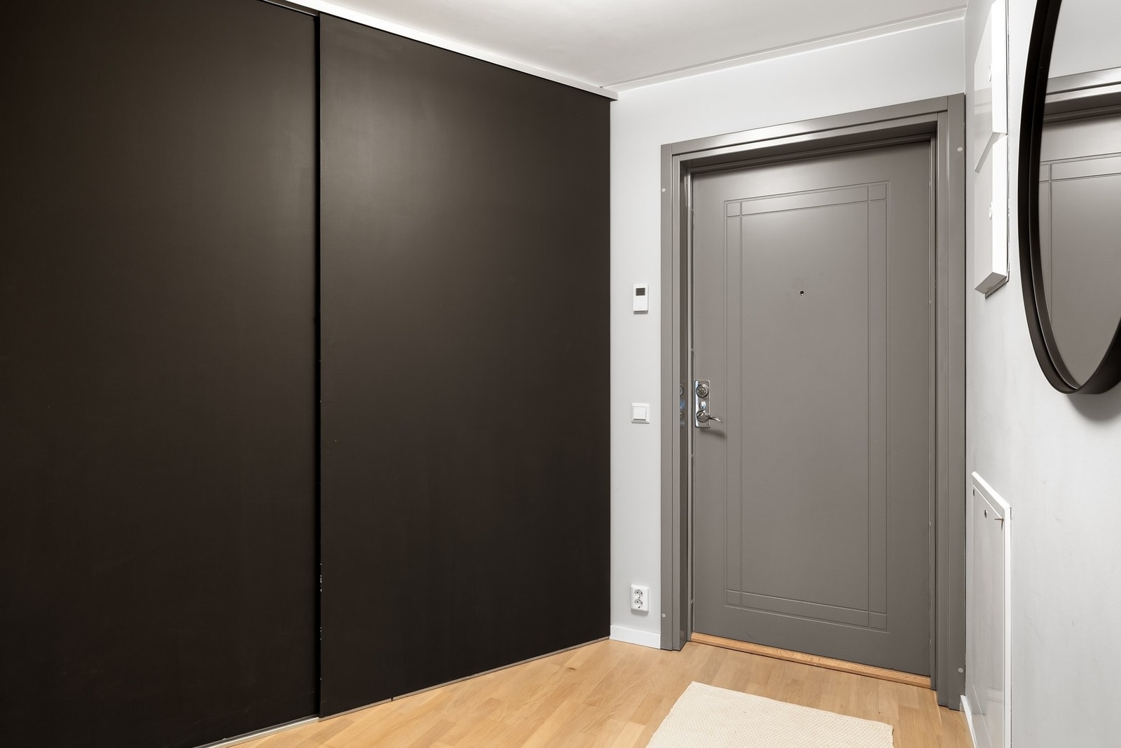 Romslig entré med plass til garderobe og oppbevaring. Galleribilde