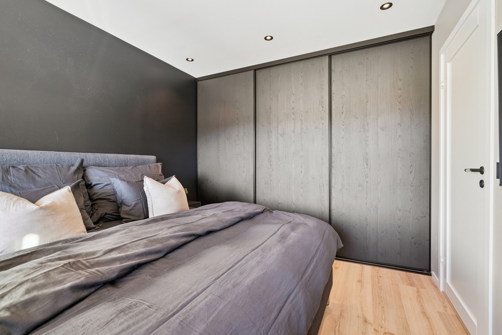 Praktisk skyvedørsgarderobe med rikelig oppbevaringsplass - alt du trenger, rett bak elegante fronter. Galleribilde