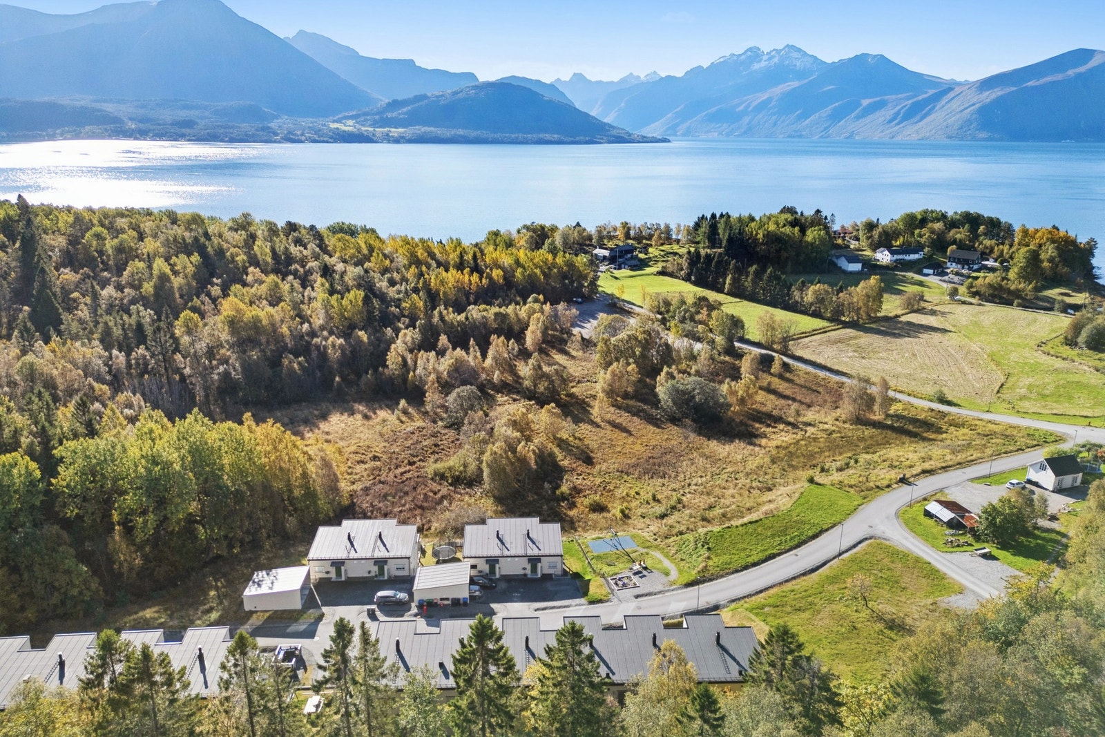 Fra eiendommen er det kort avstand til flotte tur- og bademuligheter på Emblemssanden kun 500 meter unna. Galleribilde