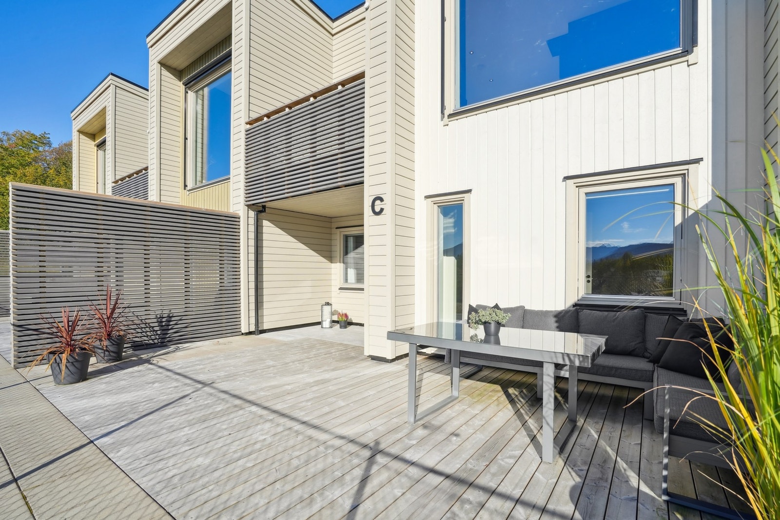 Sjarmerende terrasse med solrik beliggenhet - et perfekt sted for avslapping og gode måltider utendørs. Leveggene på hver side sørger for god skjerming. Galleribilde