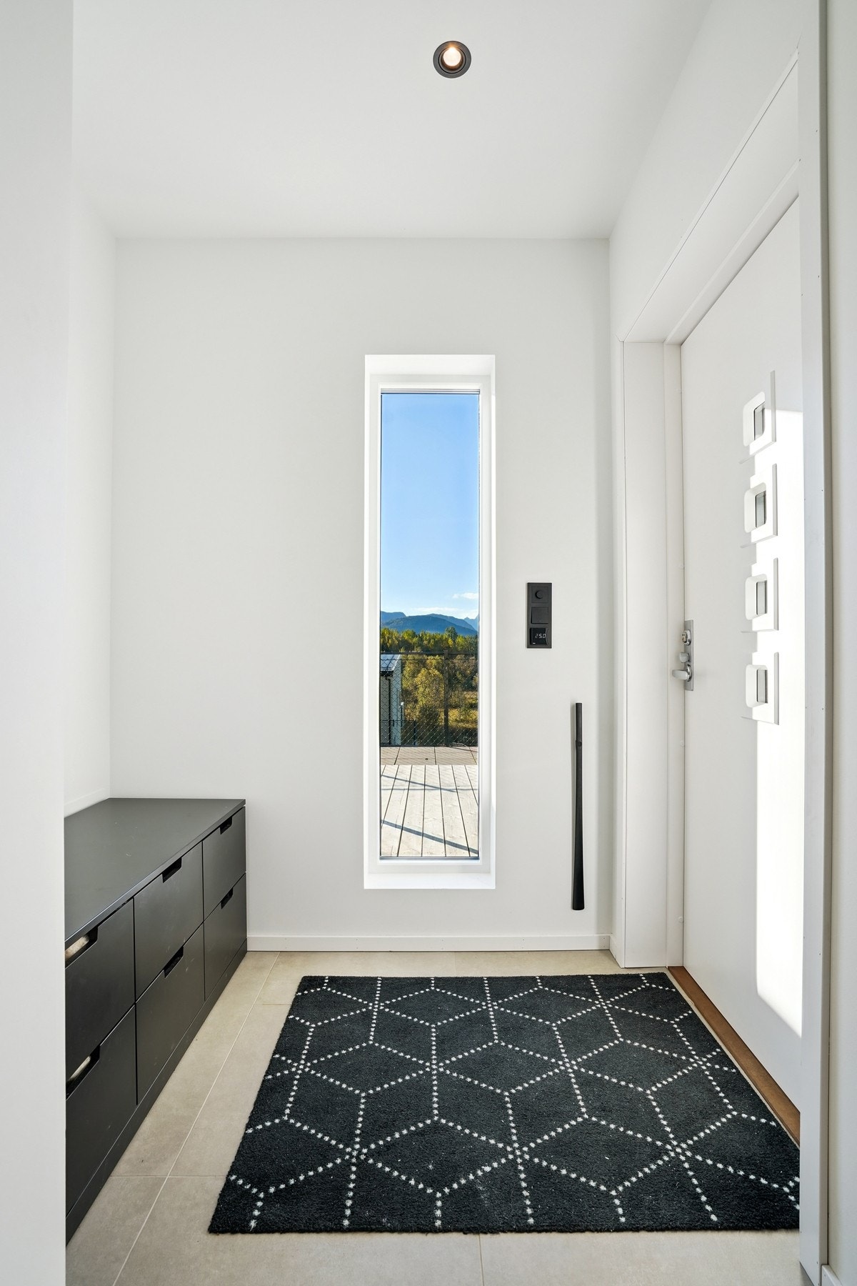 Kompakt, men funksjonelt vindfang som enkelt kan innredes med knagger, benk eller garderobeskap. Velkommen inn! Galleribilde