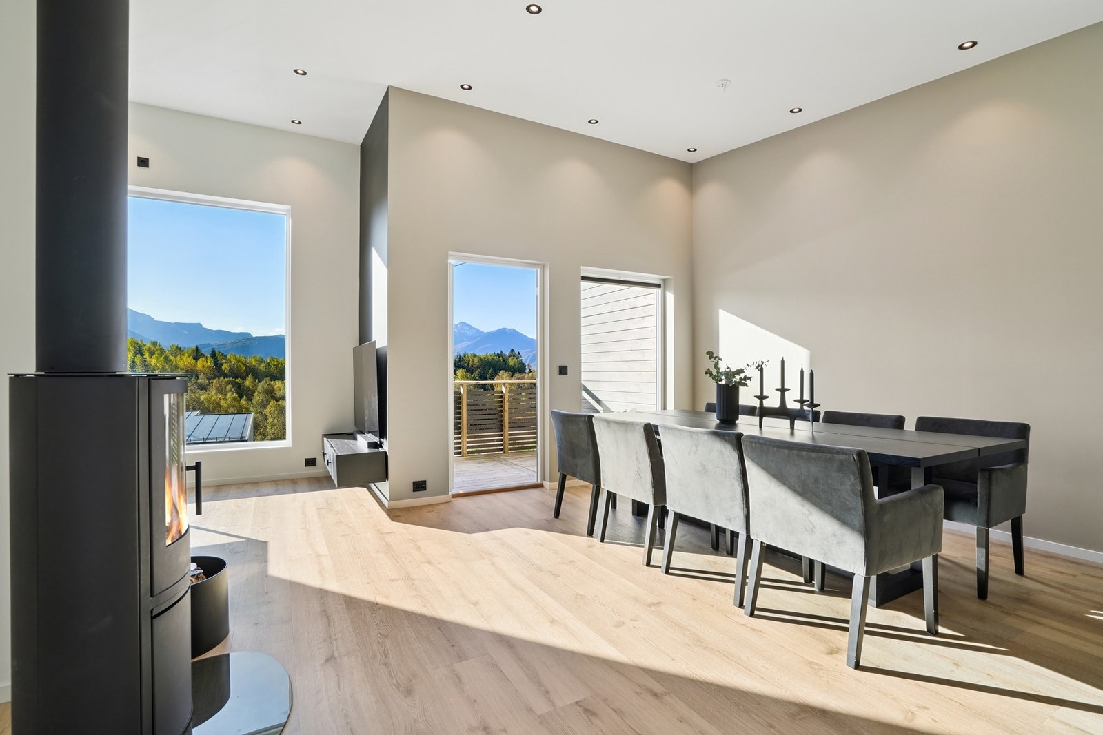 Dagslyset i stuen suppleres ypperlig av downlights rundt store deler av himlingene. Galleribilde