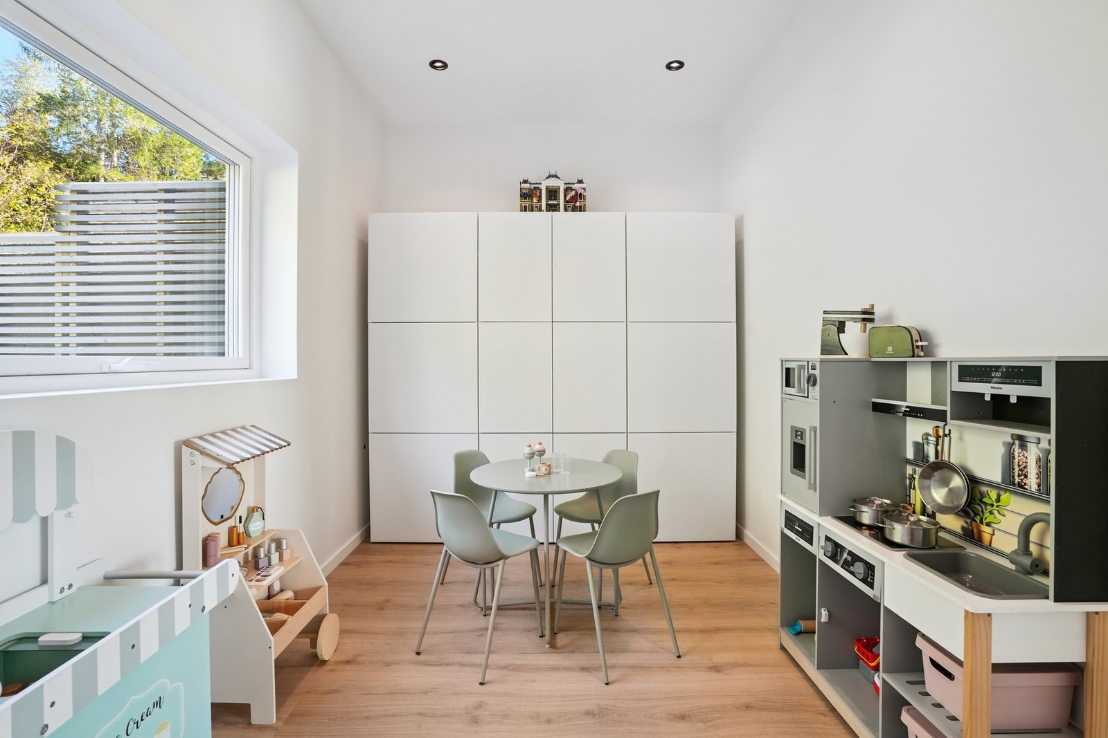 - av romslig størrelse på ca. 8 kvm med plass til ønsket sengestørrelse. Garderobeskapet sørger for godt med oppbevaring. Galleribilde