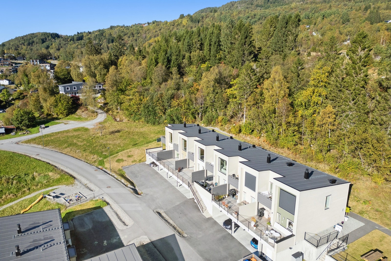 Bilfritt boområde med kun kjøring til og fra eiendommene i Severinbakken. Galleribilde