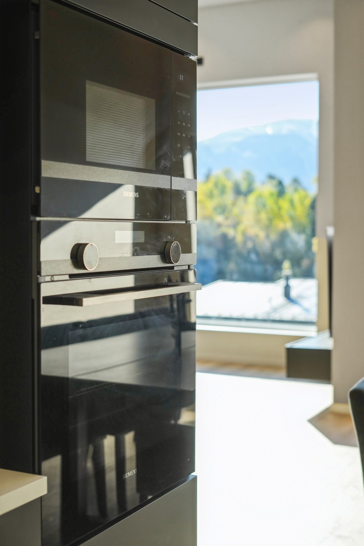 Integrert stekeovn og micro fra Siemens er plassert i en praktisk arbeishøyde. Kjøl/fryseskap, oppvaskmaskin og platetopp medfølger i handelen. Galleribilde