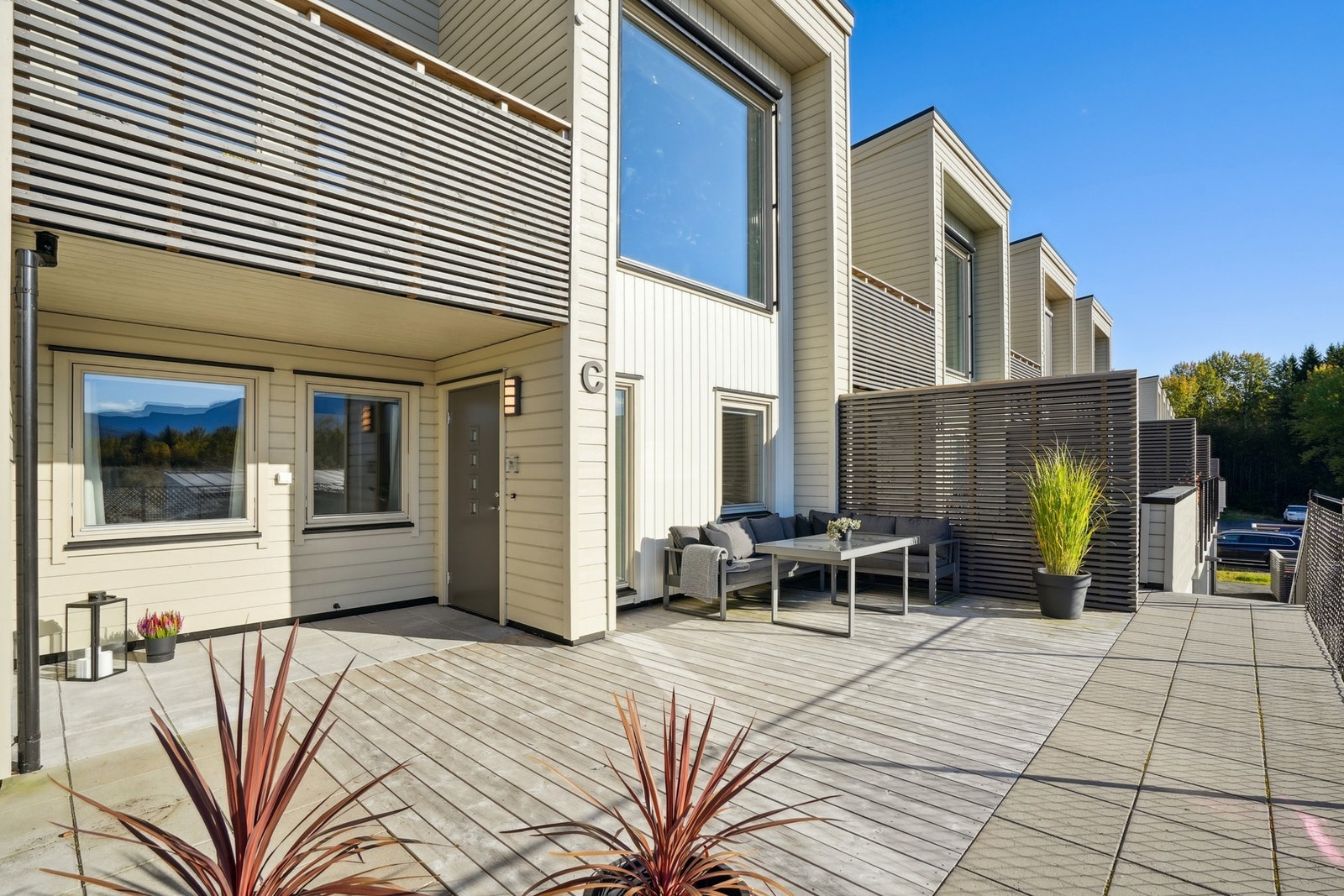 Vi beveger oss ut til den sydvendte terrassen på 21 kvm som ligger ved inngangspartiet. Galleribilde