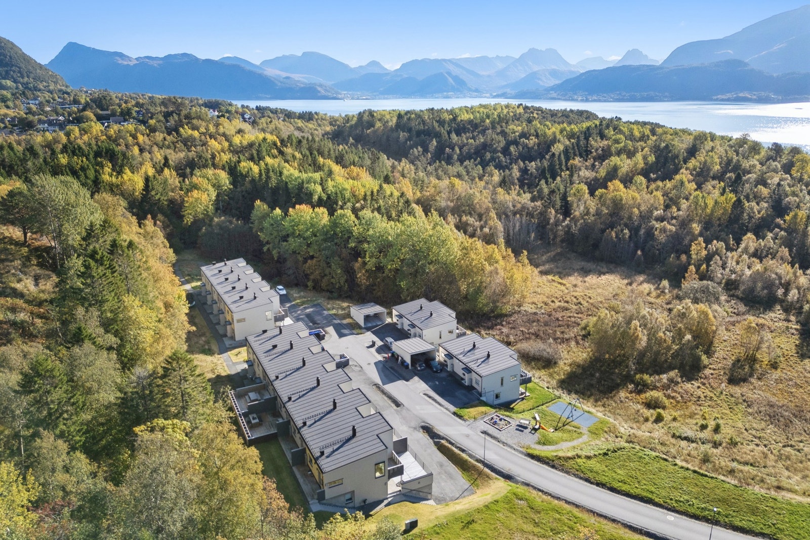 En kjekk lekeplass finner du like ved hvor barna kan leke trygt. Her bor du godt i naturskjønne omgivelser. Galleribilde