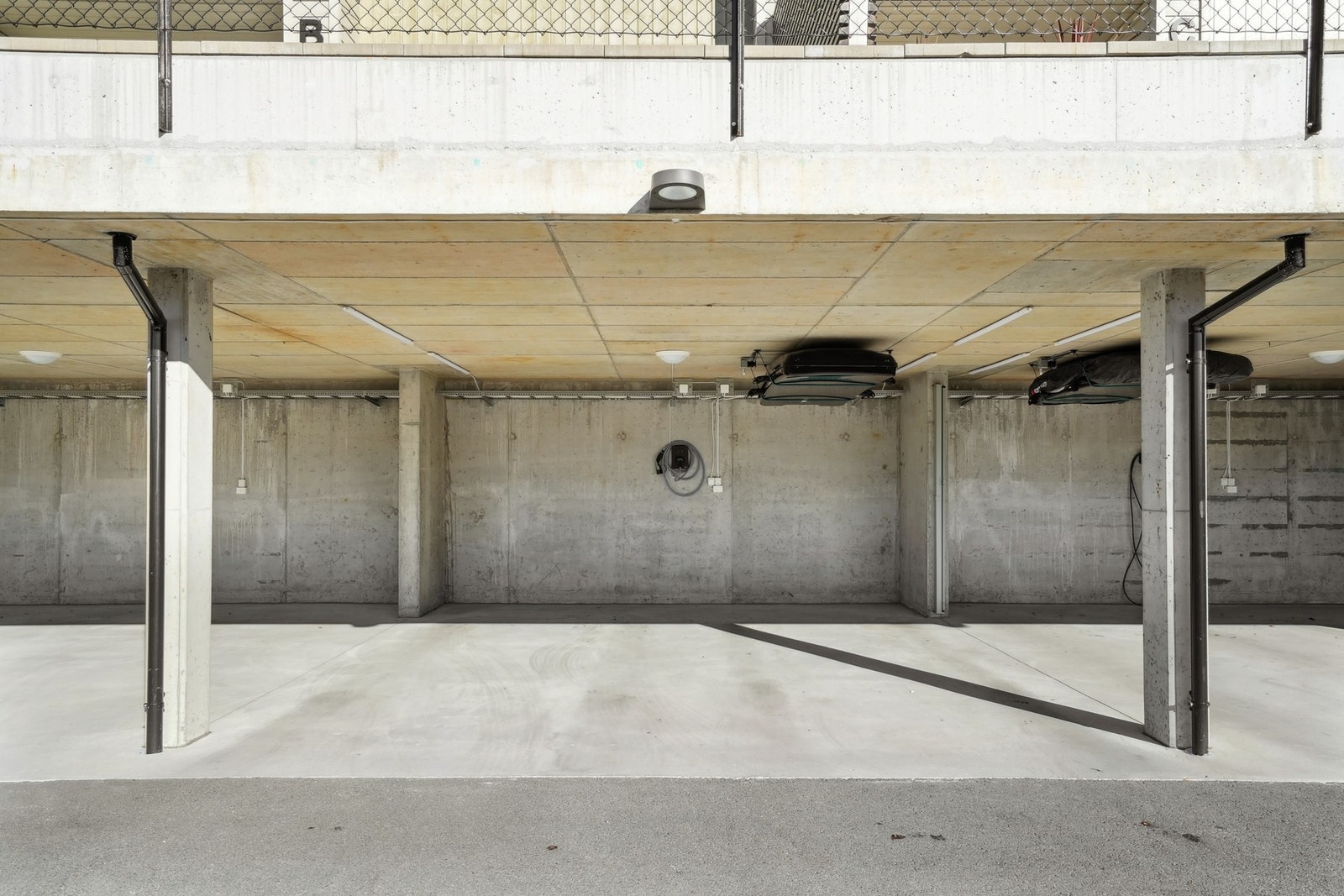 Det medfølger to faste plasser i felles carportanlegg til boligen på ca. 30 kvm. Her er det installert elbil-lader og opplagt lys/strøm. Galleribilde