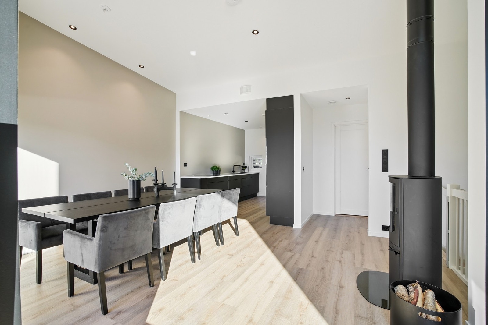 Komforten ivaretas av balansert ventilasjon med varmegjenvinner og vedovn. Galleribilde