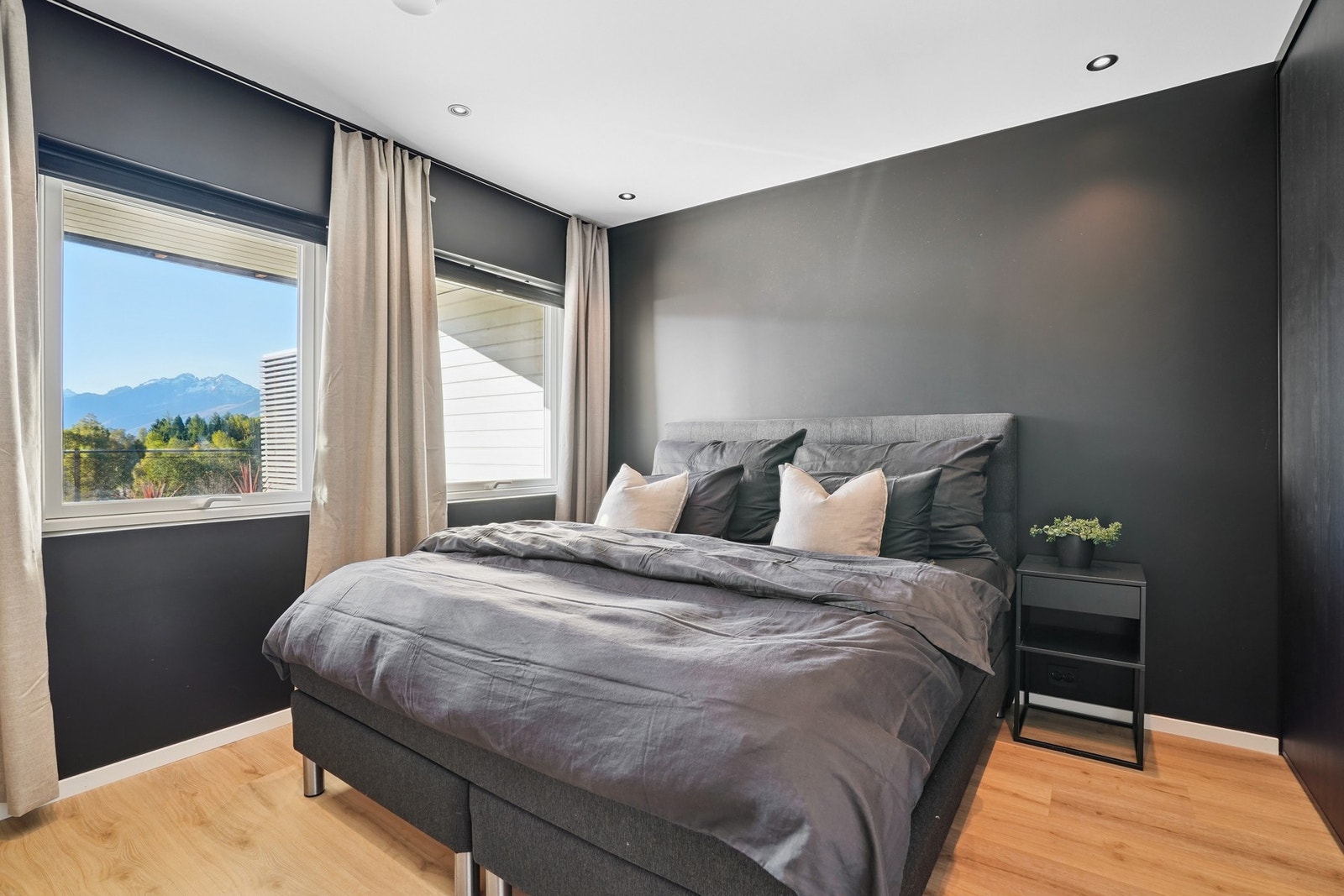 Hovedsoverommet er malt i en moderne farge, og har et areal på ca. 12 kvm. Galleribilde