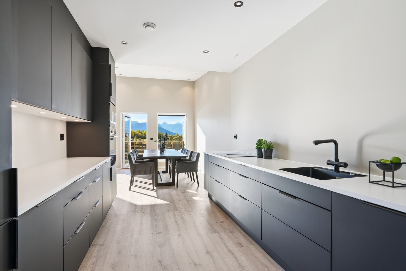 Godt med skap- og skuffeplass, samt gode arbeidsflater for matlagingen. Det er spotter under overskap for ekstra belysning til matlagingen. Galleribilde