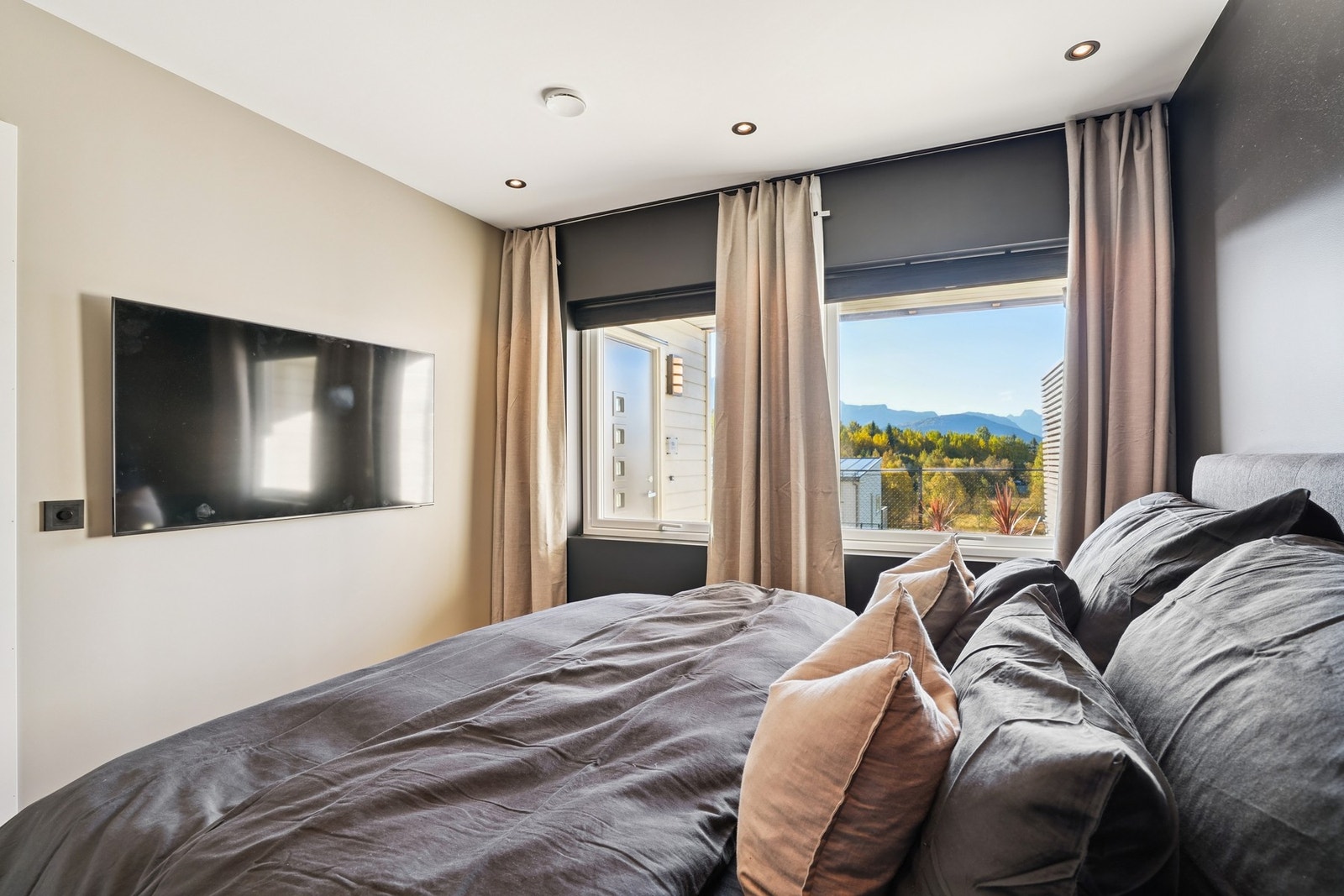 Innredet med dobbeltseng og nattbord på hver side. Galleribilde