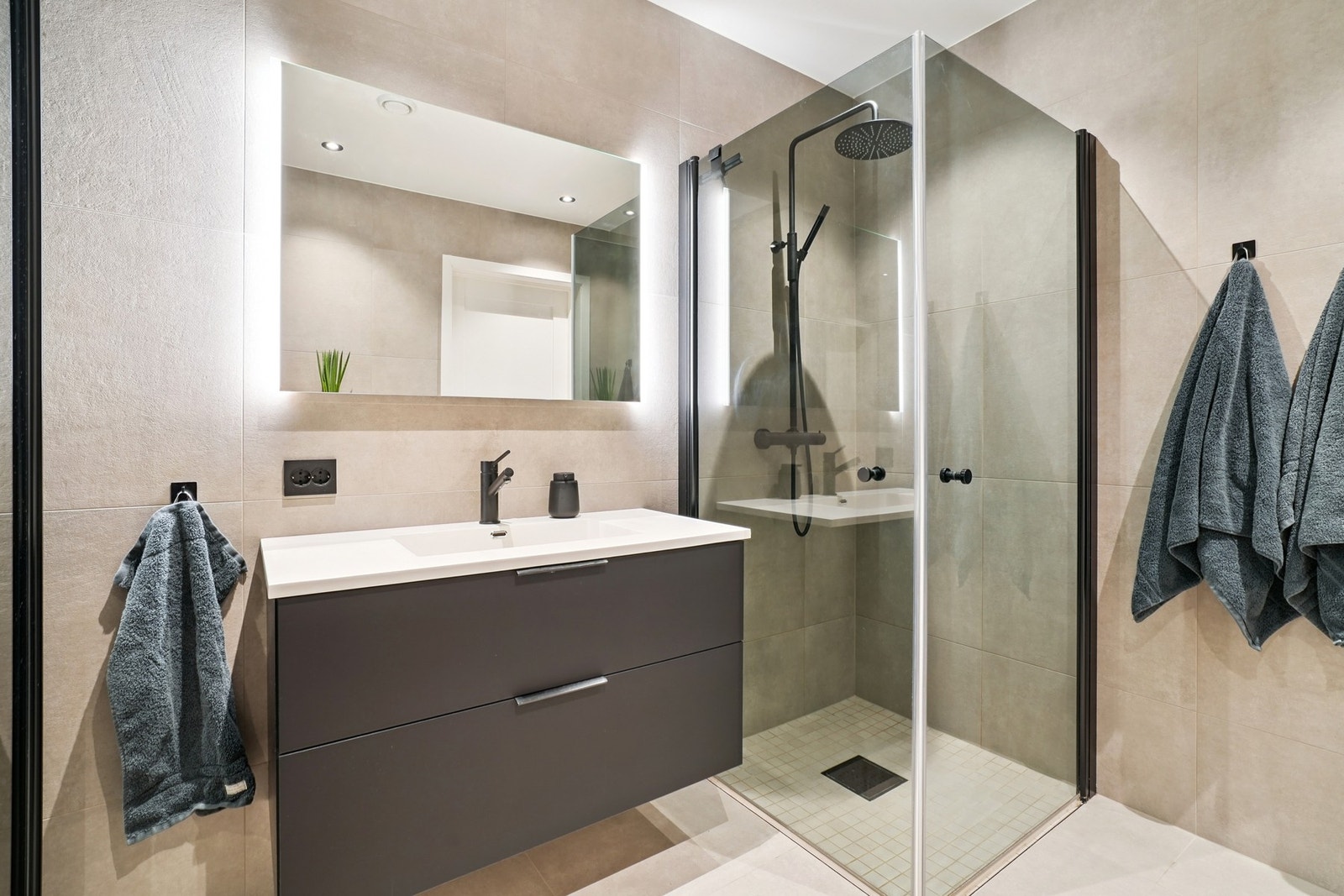 Delikat helfliset bad med elektriske varmekabler. I hvit himling er det ledspotter med dimming. Galleribilde