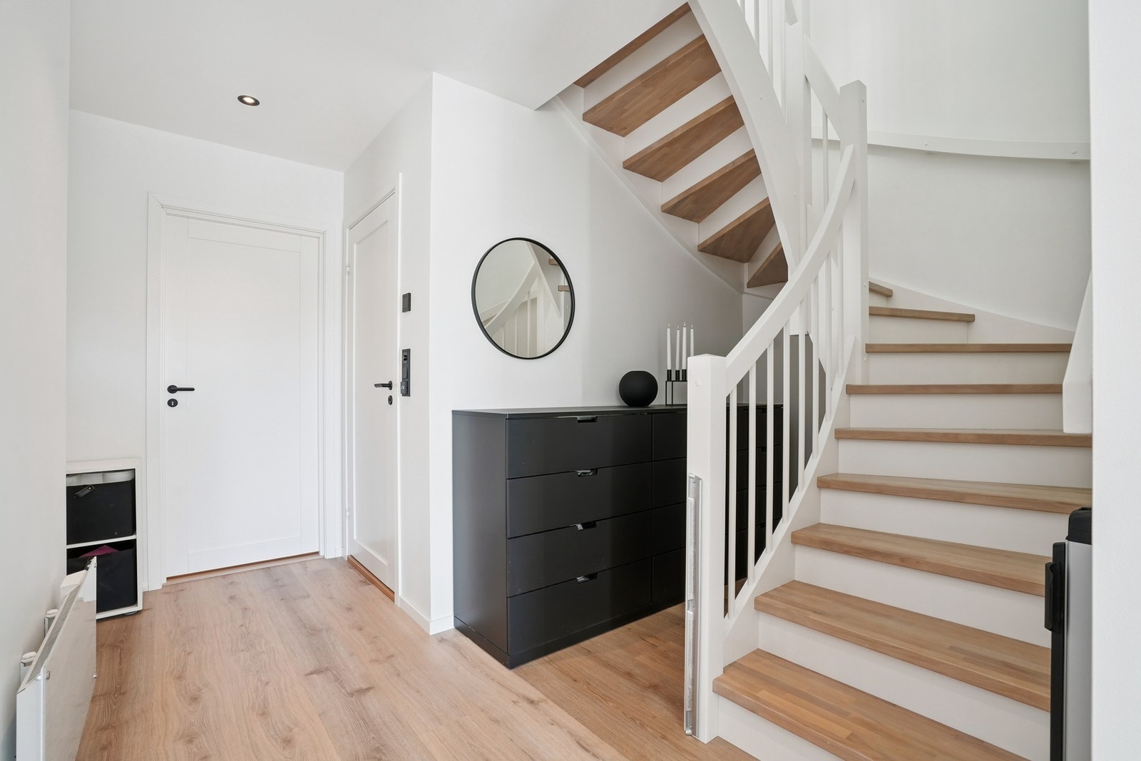 Vi tar turen ned til 1.etasje hvor vi blant annet finner, to soverom, mediarom, bod og bad/vaskerom. Galleribilde