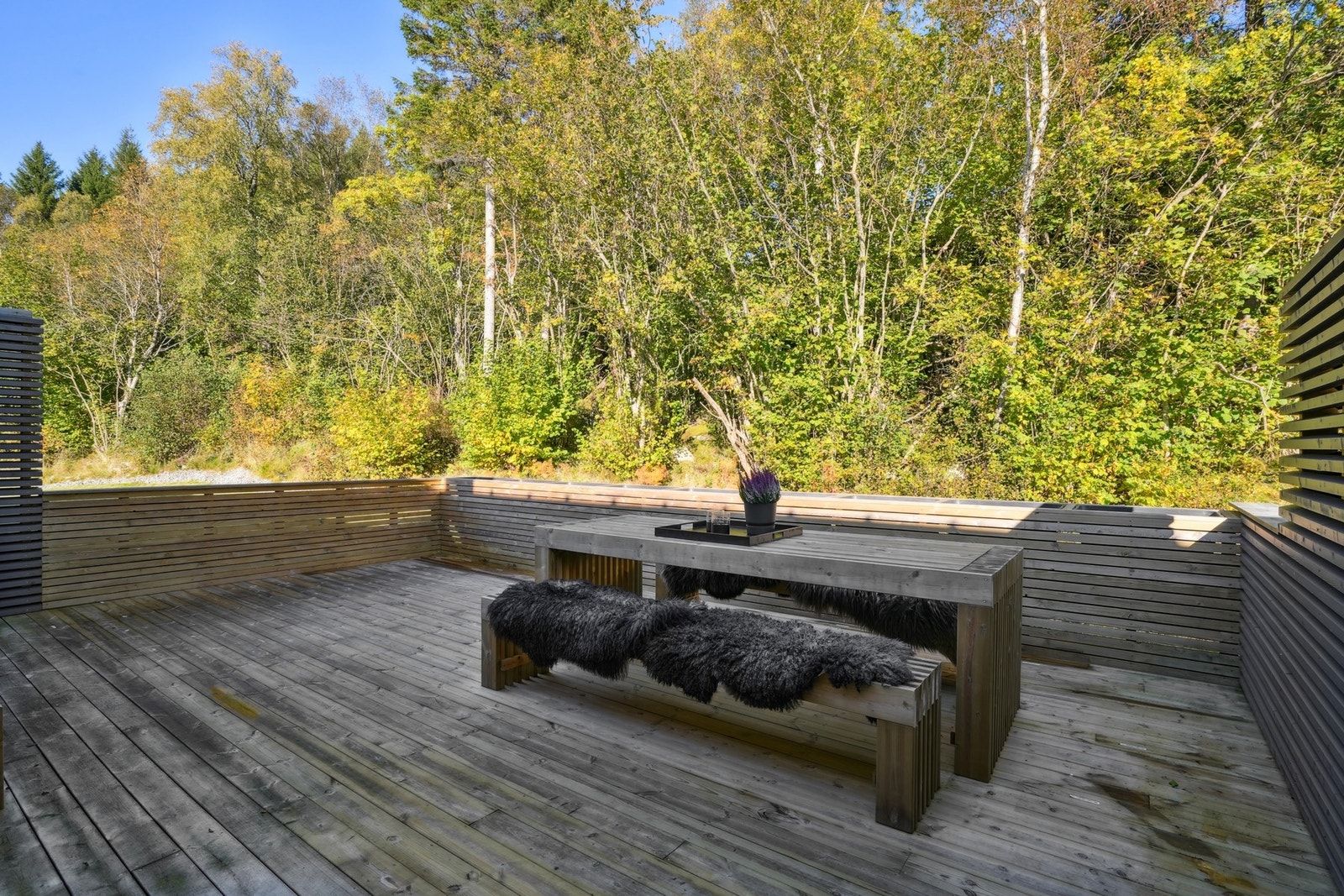 God plass til både spisegruppe og loungemøbler - her kan du enkelt skape din egen uteoase. Galleribilde