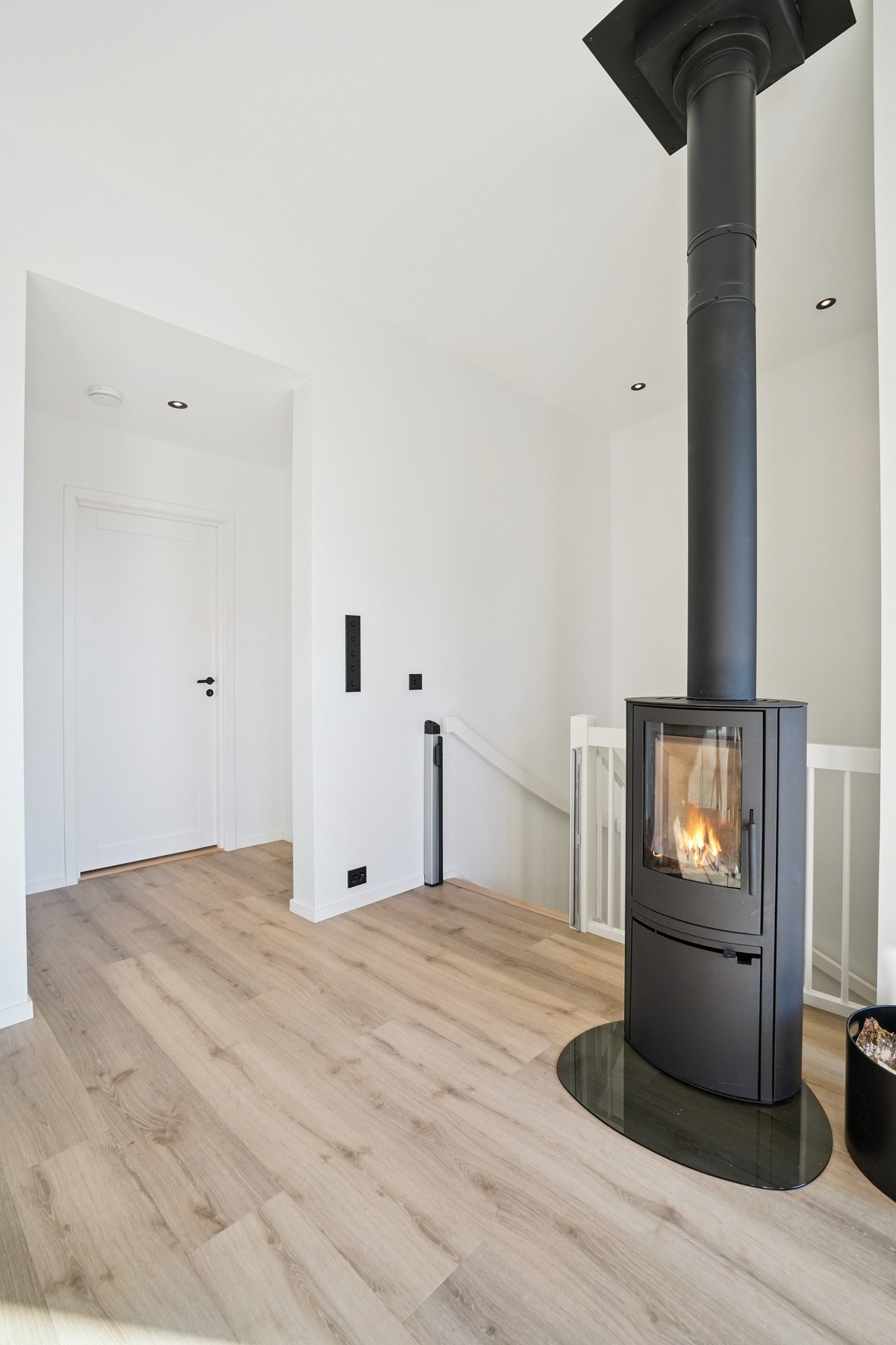 Her får du en bolig som har et gjennomgående pent og moderne fargevalg, og gulvflatene er belagt med slitesterk klikkvinyl. Galleribilde