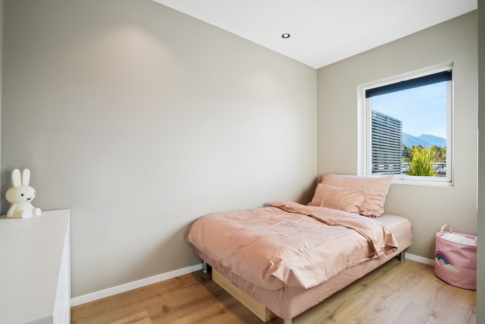 Soverom nr. 2 er på 7,3 kvm, og passer utmerket som barnerom. God plass til ønsket sengestørrelse og garderobeløsning. Galleribilde