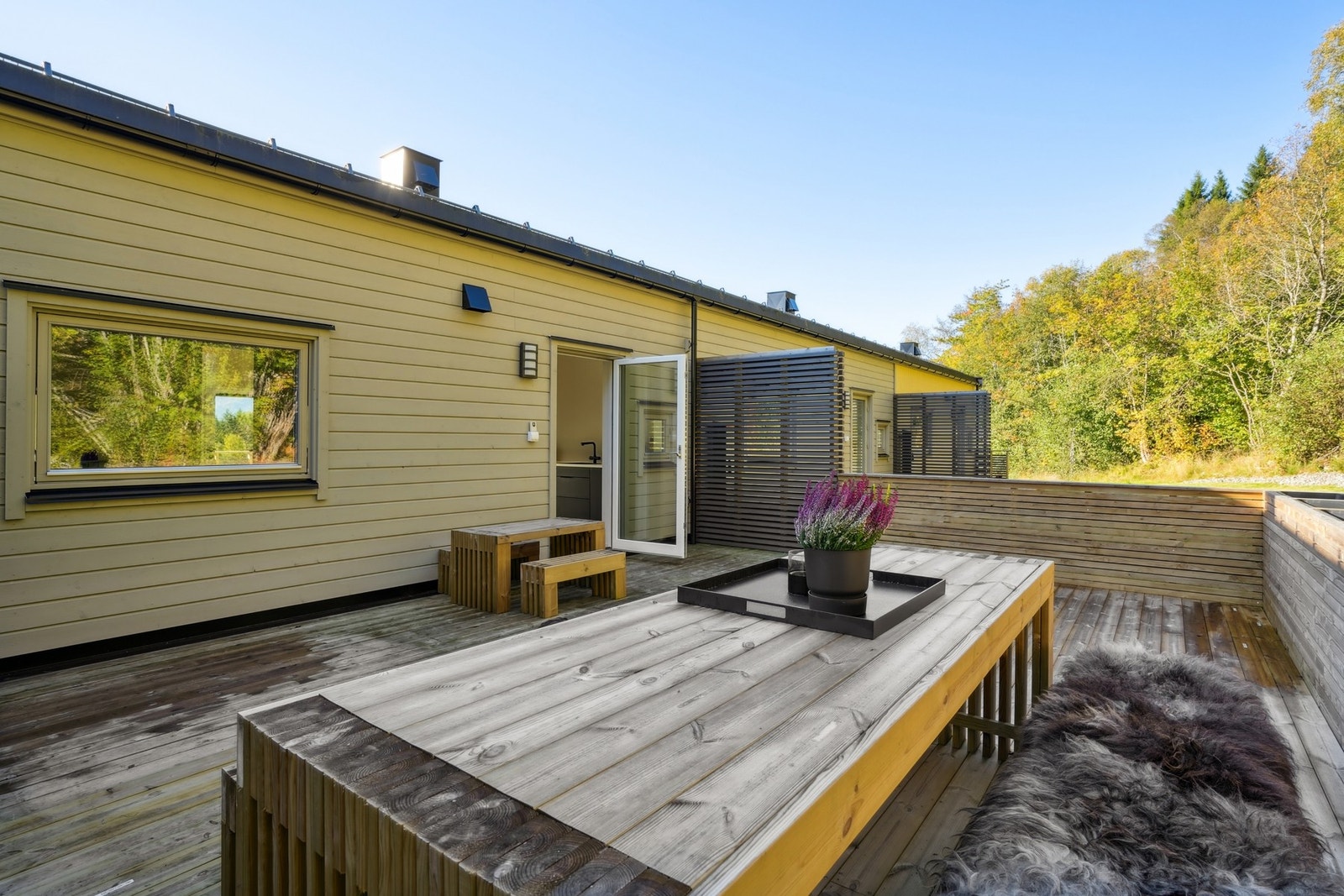 - nordvendt markterrasse på ca. 38 kvm. Her er det topp solforhold i sommermånedene. Terrassen er belagt med terrassebord og trerekkverk i spiler. Galleribilde