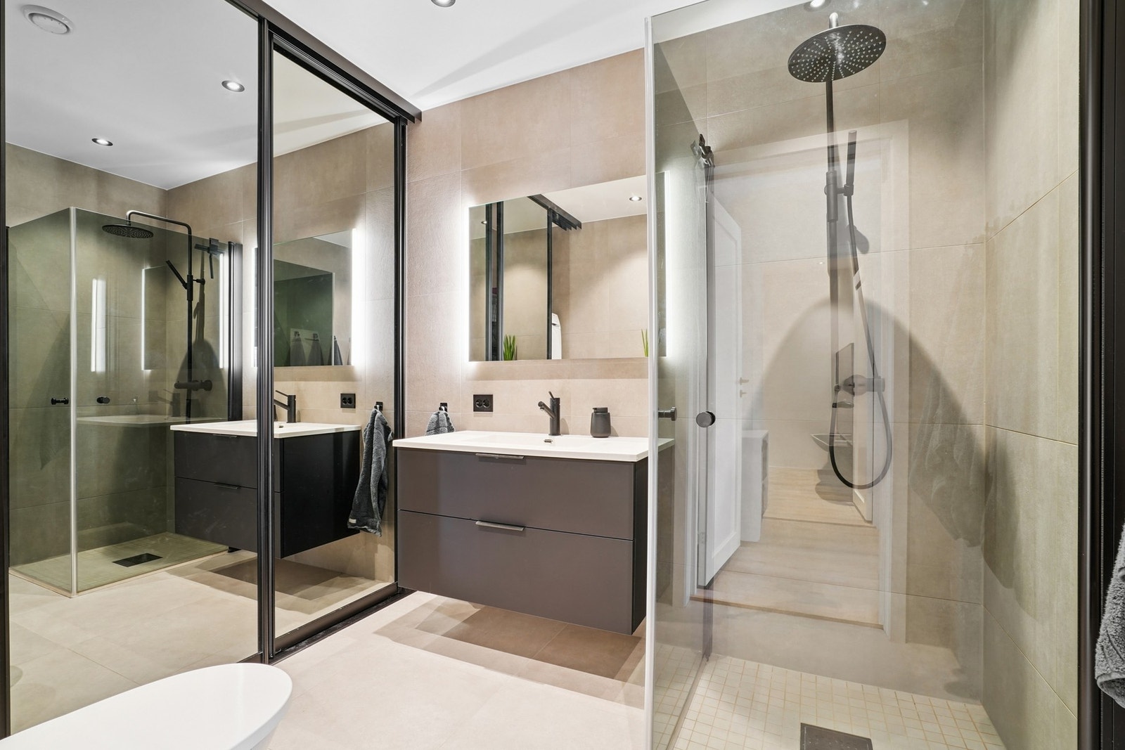 - vegghengt toalett og dusjhjørne med regnfallsdusj. Galleribilde