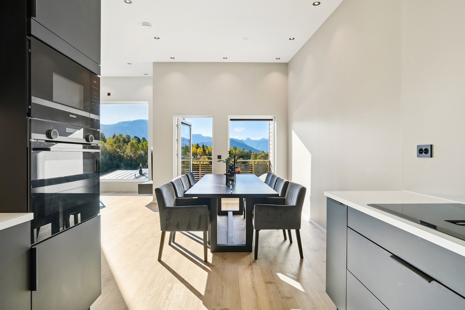 Her samler du familie og venner rundt bordet - med kort vei til kjøkkenet. Galleribilde