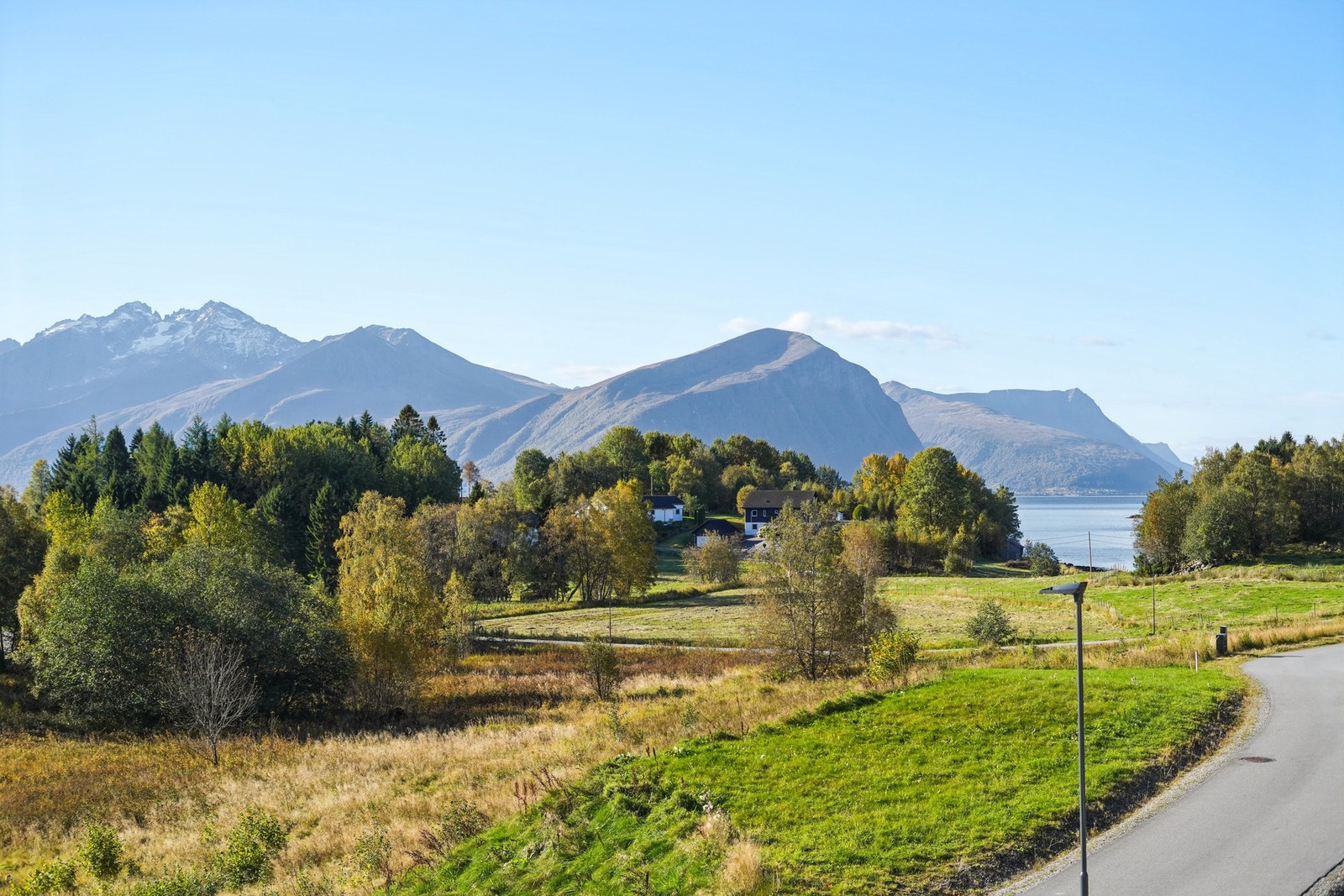 - samt nydelig utsikt mot nærområdet, Storfjorden og mektige Sunnmørsalper. Galleribilde