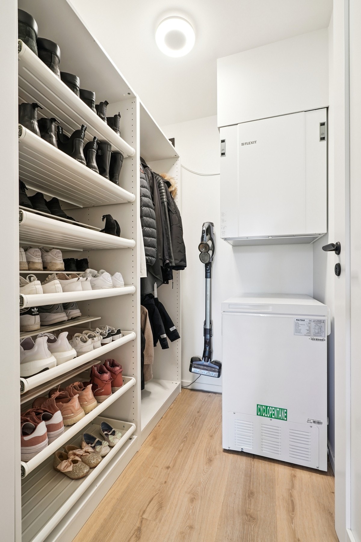 Praktisk innvendig bod på 3 kvm - perfekt for oppbevaring av sko, yttertøy og husholdningsutstyr. Galleribilde