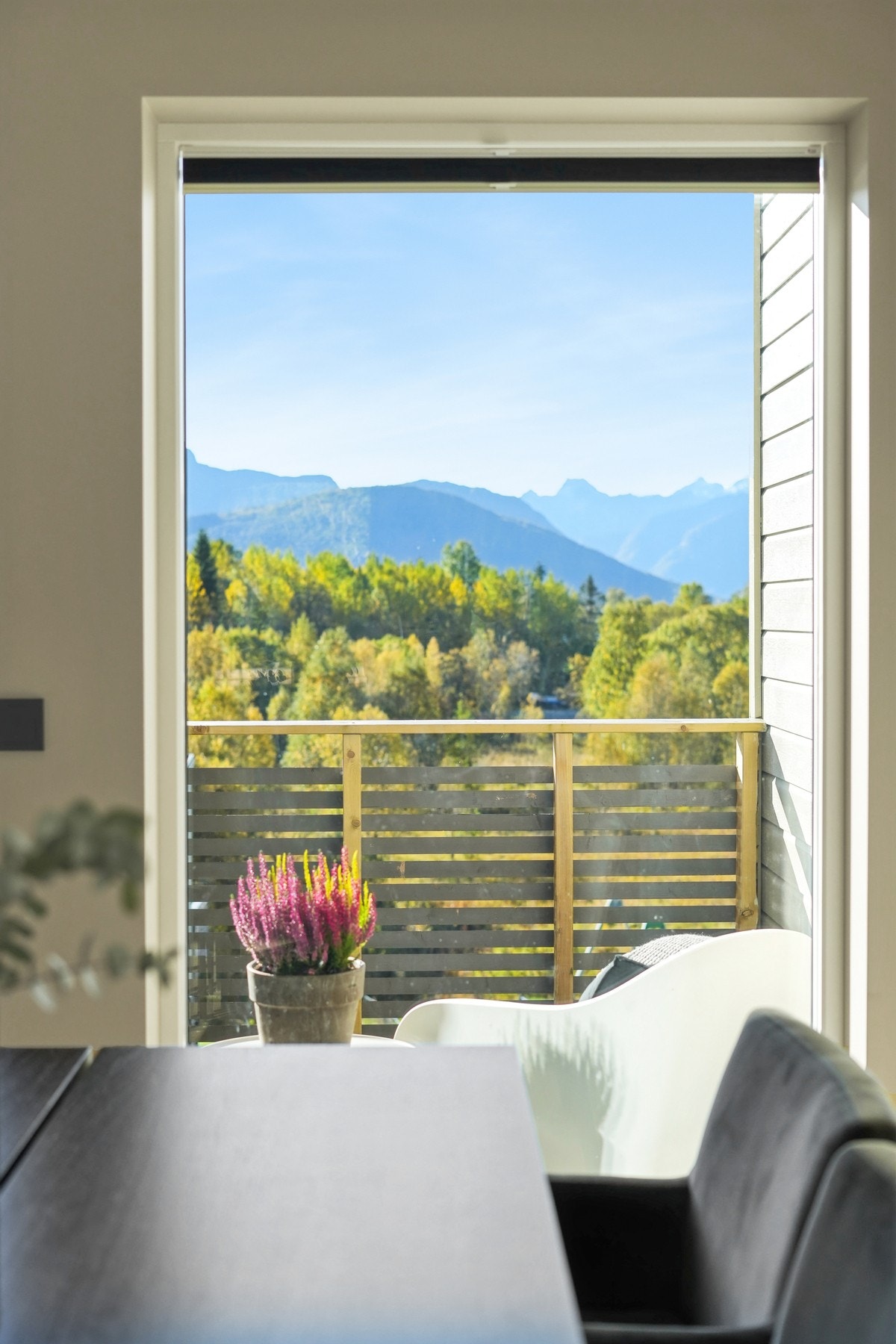 Mens måltidet nytes, skaper Sunnmørsalpene et flott bakteppe som setter stemningen. Galleribilde