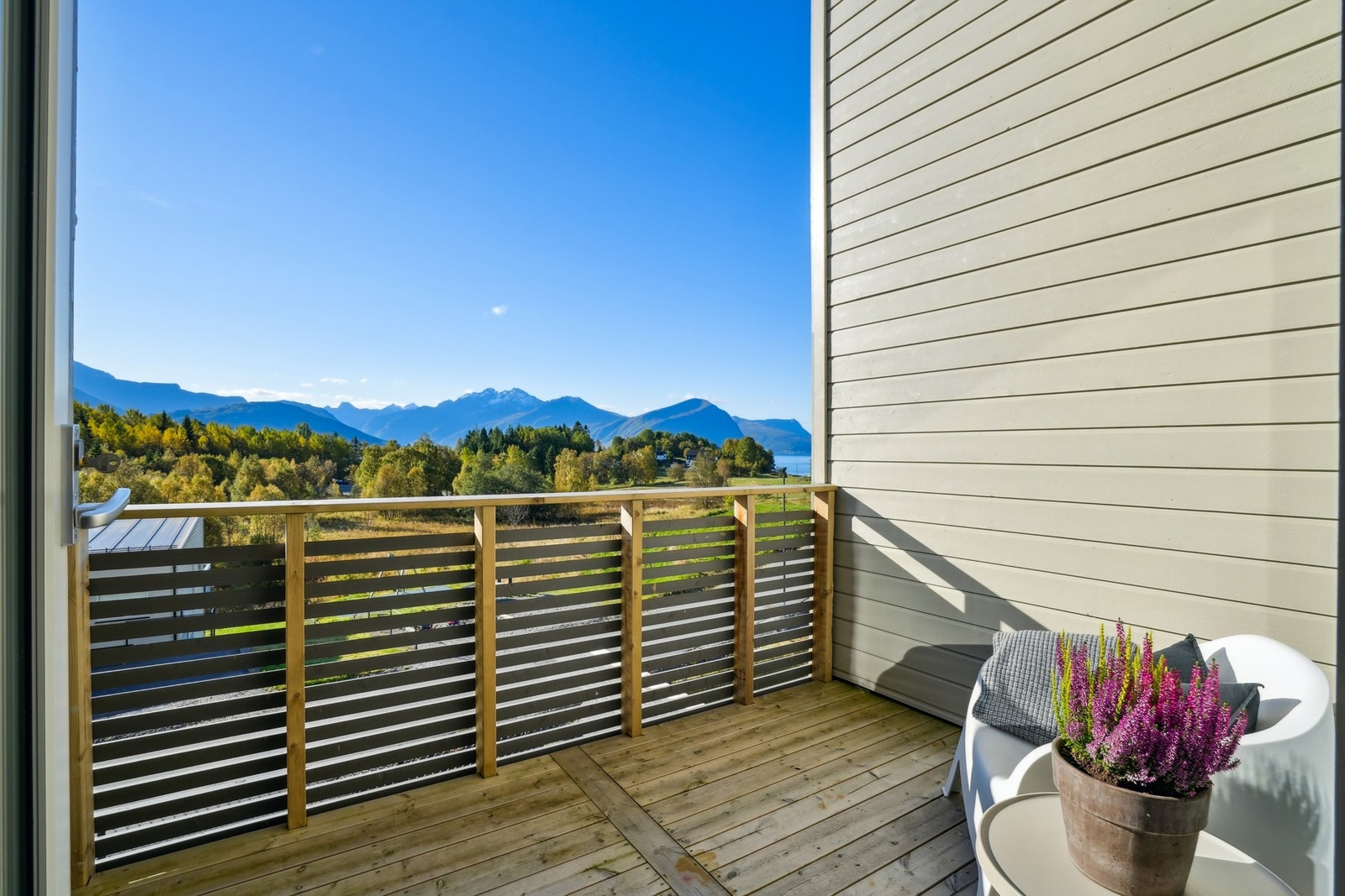 Fra stuen er det tilkomst til en balkong på ca. 6 kvm med god plass til sittegruppe - Galleribilde