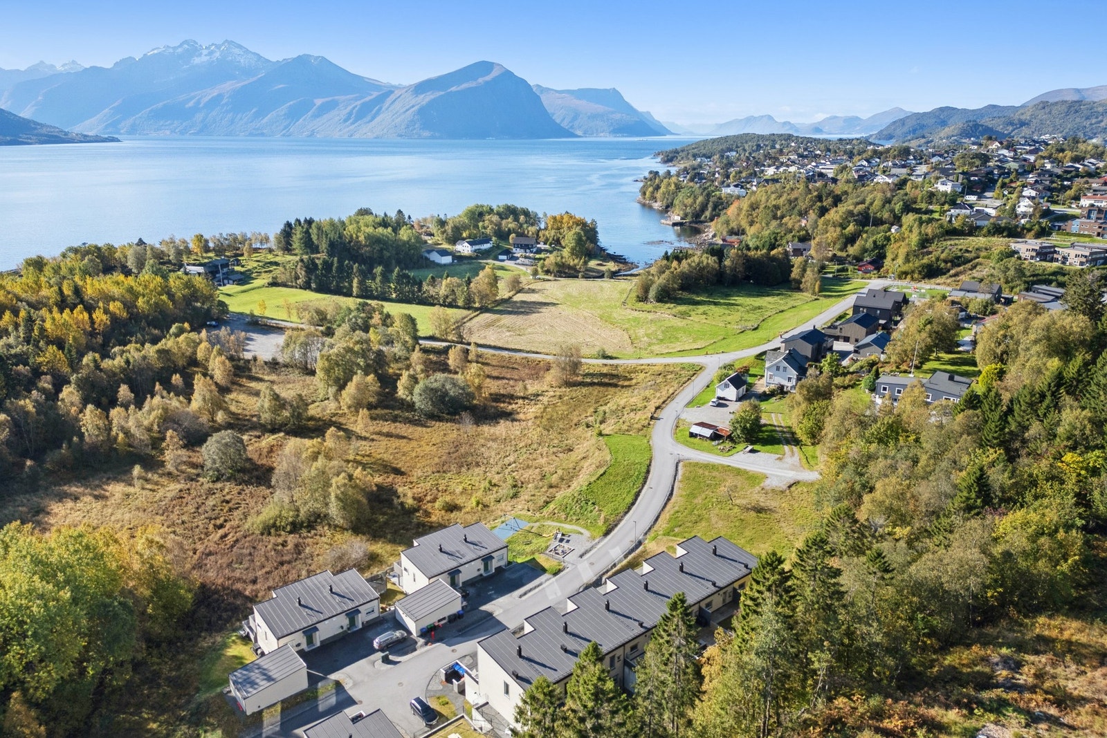 Det er kort vei til daglige servicetilbud, ny barneskole og barnehage fra eiendommen. Galleribilde
