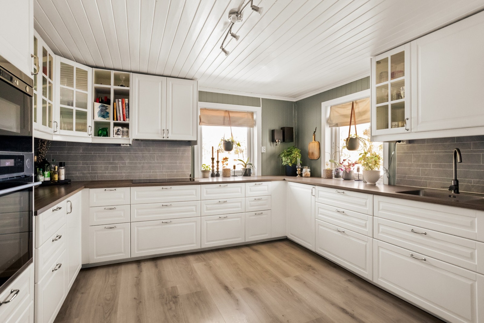 Romslig kjøkken fra 2016 med stor benkplate og mye skapplass. Galleribilde