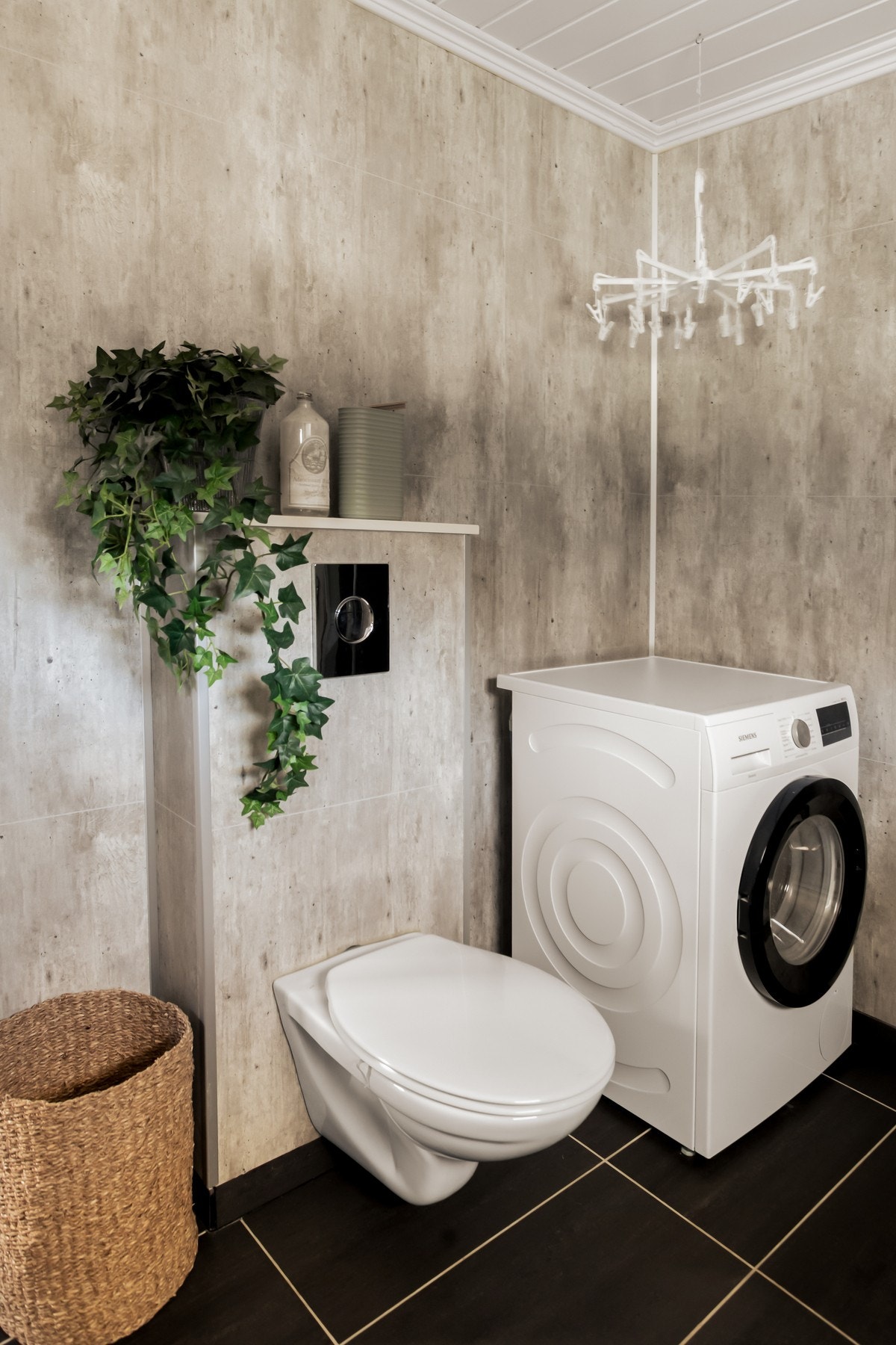 Badet har plater på vegg, panel i himling og flislagt gulv med elektrisk gulvvarme. Galleribilde