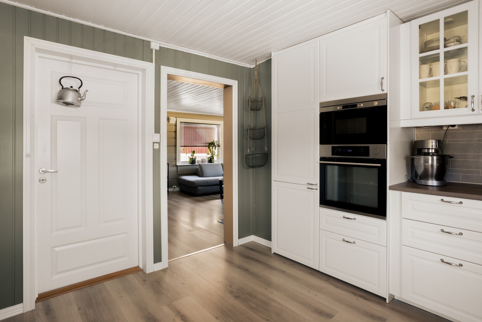 Integrerte hvitevarer med steketopp, mikro, stekeovn og oppvaskmaskin. Galleribilde