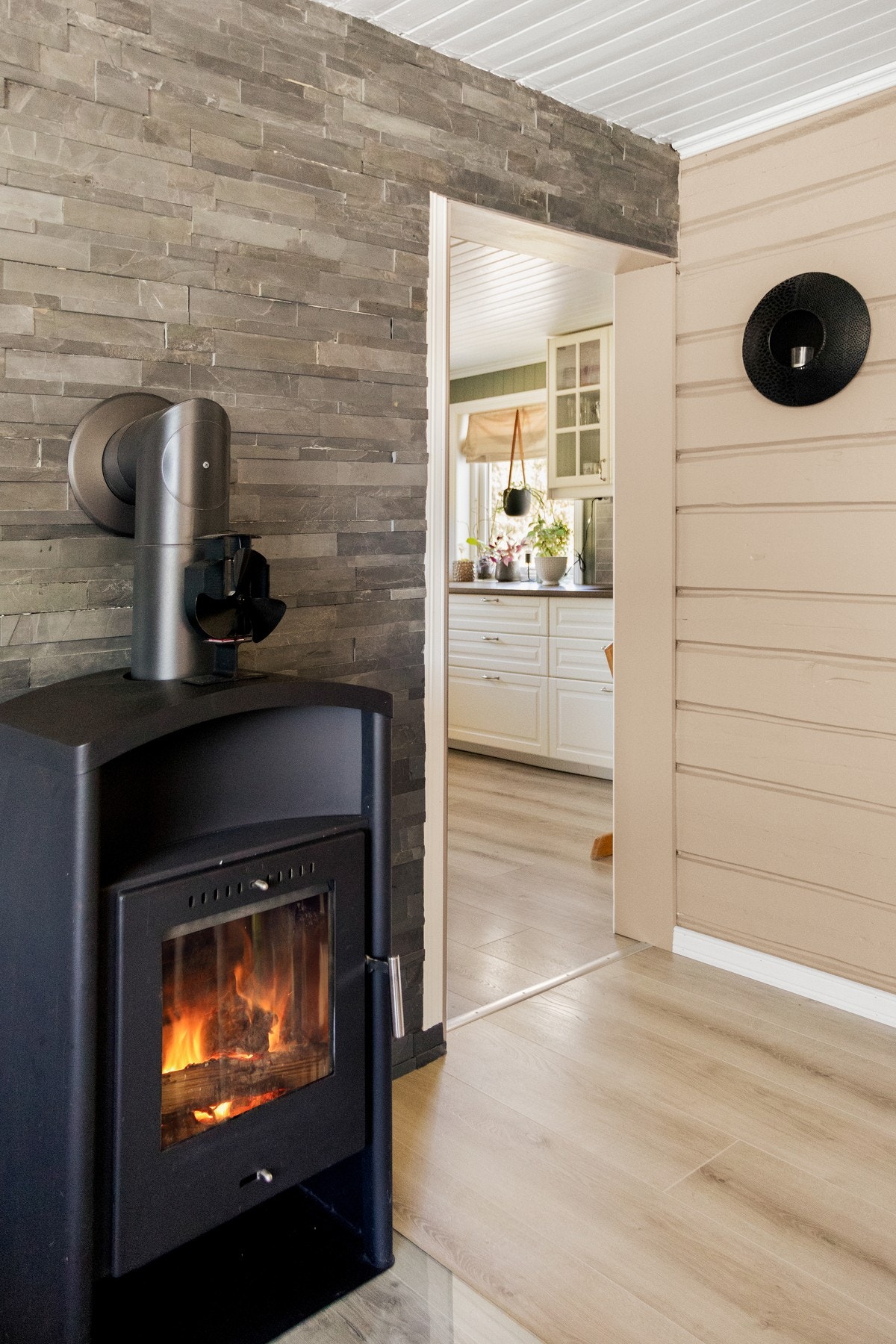 Fra stua er det inngang til kjøkkenet. Galleribilde