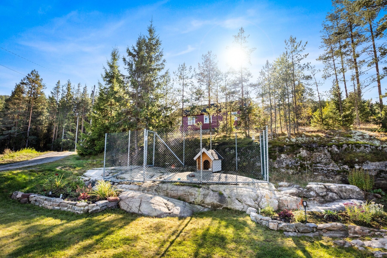 Det er lagt til rette om man har hund med egen luftegård. Galleribilde