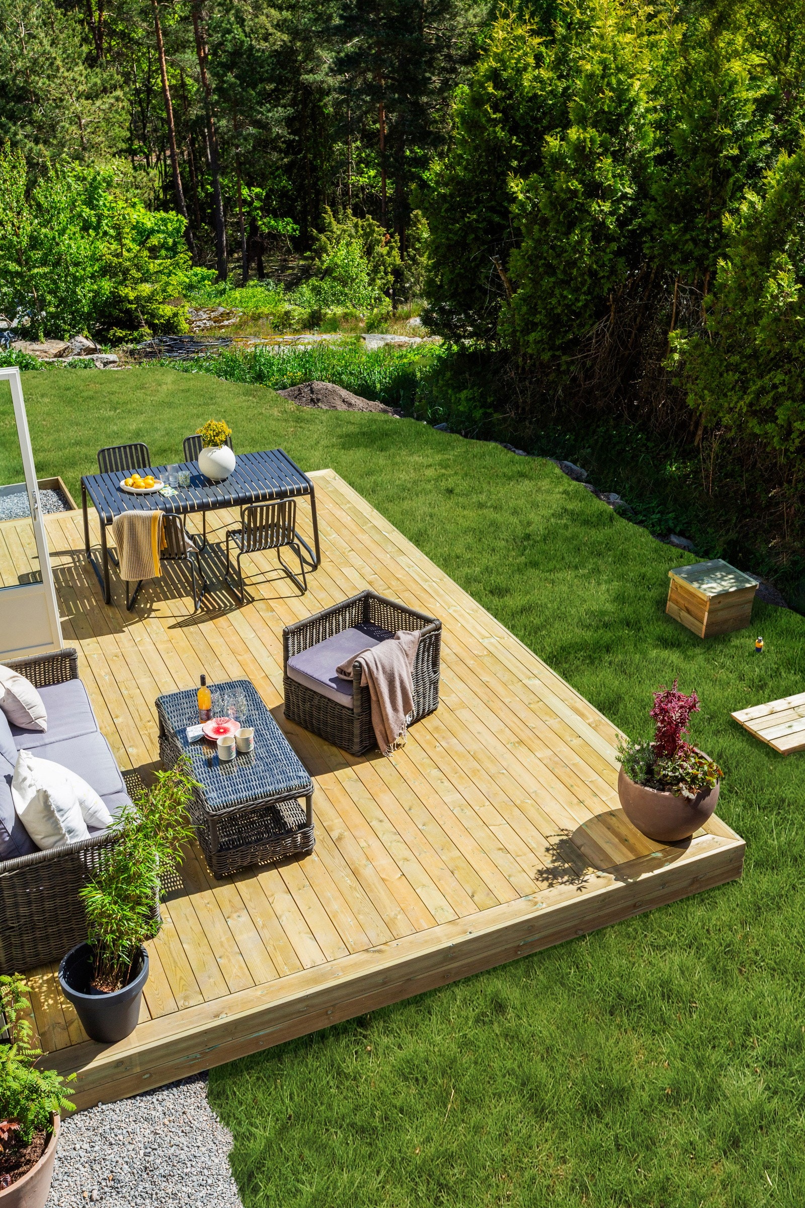 Her er det plass til både loungemøbler, spisestue og grill Galleribilde