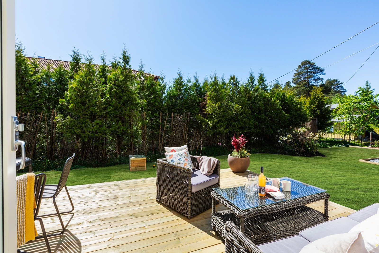 Det er adkomst til en sydvendt terrasse på ca. 24,5 m² Galleribilde
