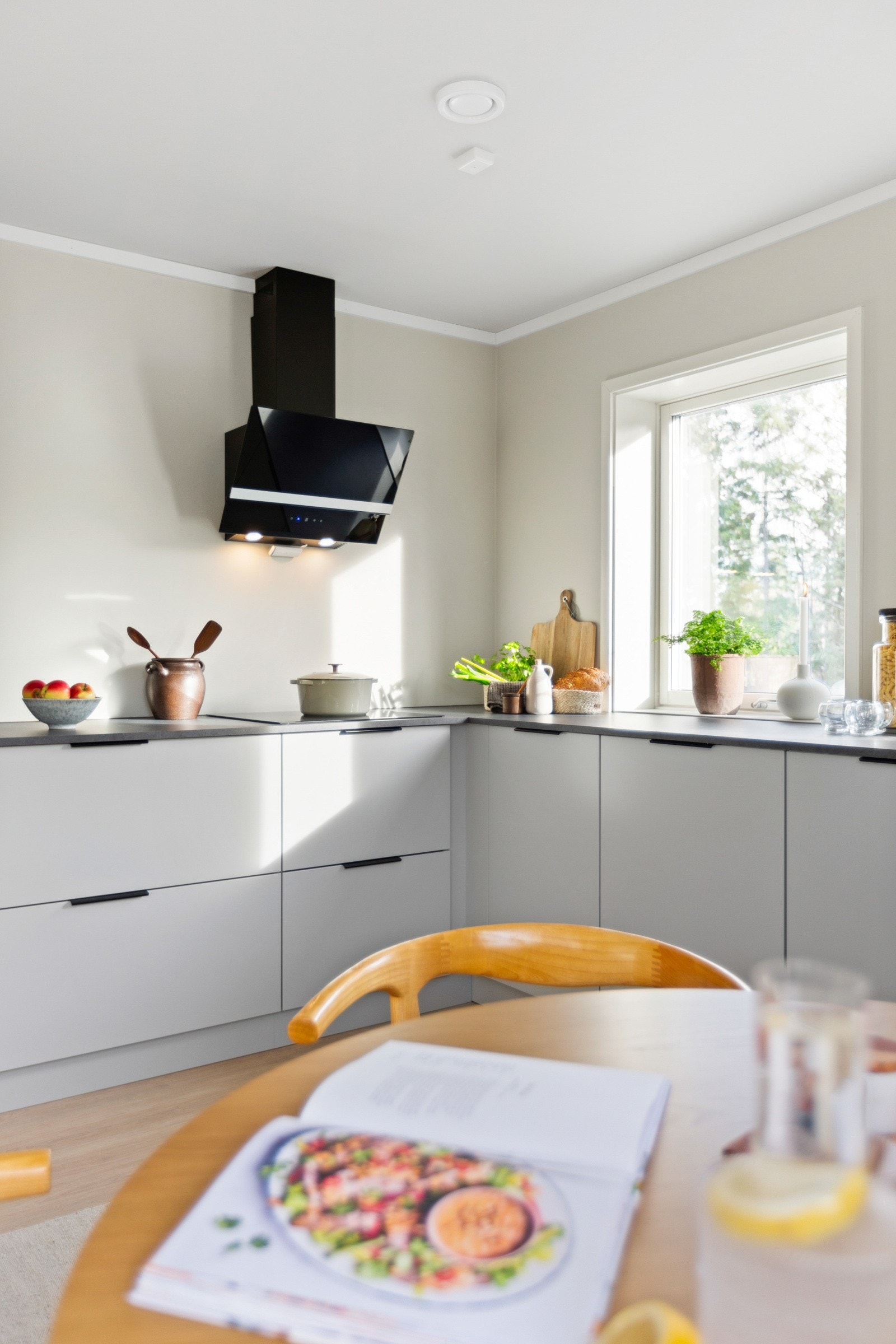 Den åpne planløsningen gir god bevegelsesfrihet og enkel tilgang til alle arbeidsflater og skap Galleribilde