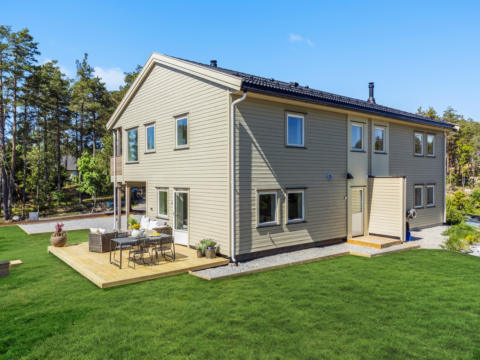 Lystringsmyr 28A formidles av Pernille Sollie Hoff v/PrivatMegleren Moss (Bilde har retusjert inn grønn plen) Galleribilde