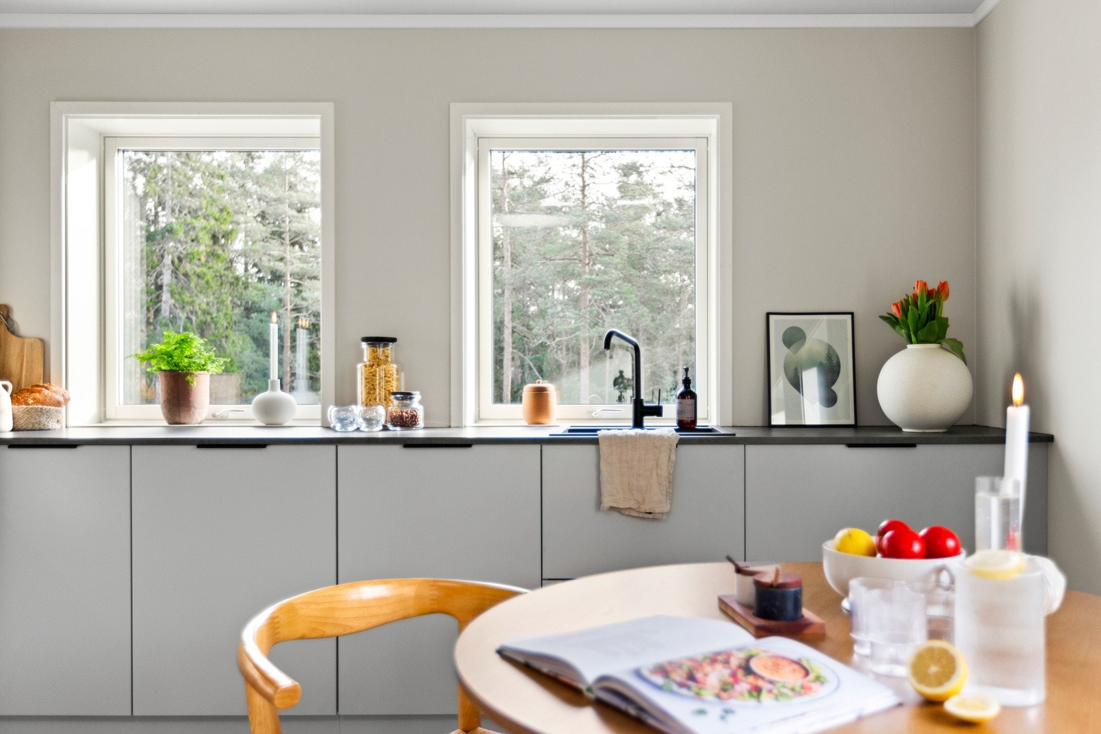 Fronter er av typen "Veda Pure Grey" i tråd med laminert benkeplate i mørk grå, og grep i børstet antrasitt Galleribilde