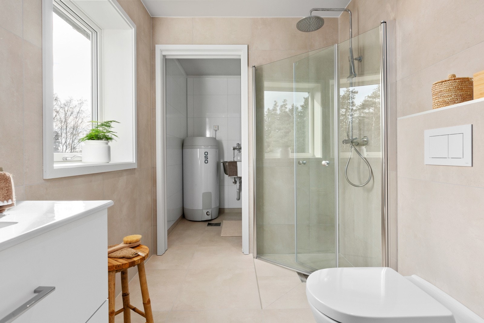 Boligens vaskerom ligger innenfor badet i 2.etasje Galleribilde