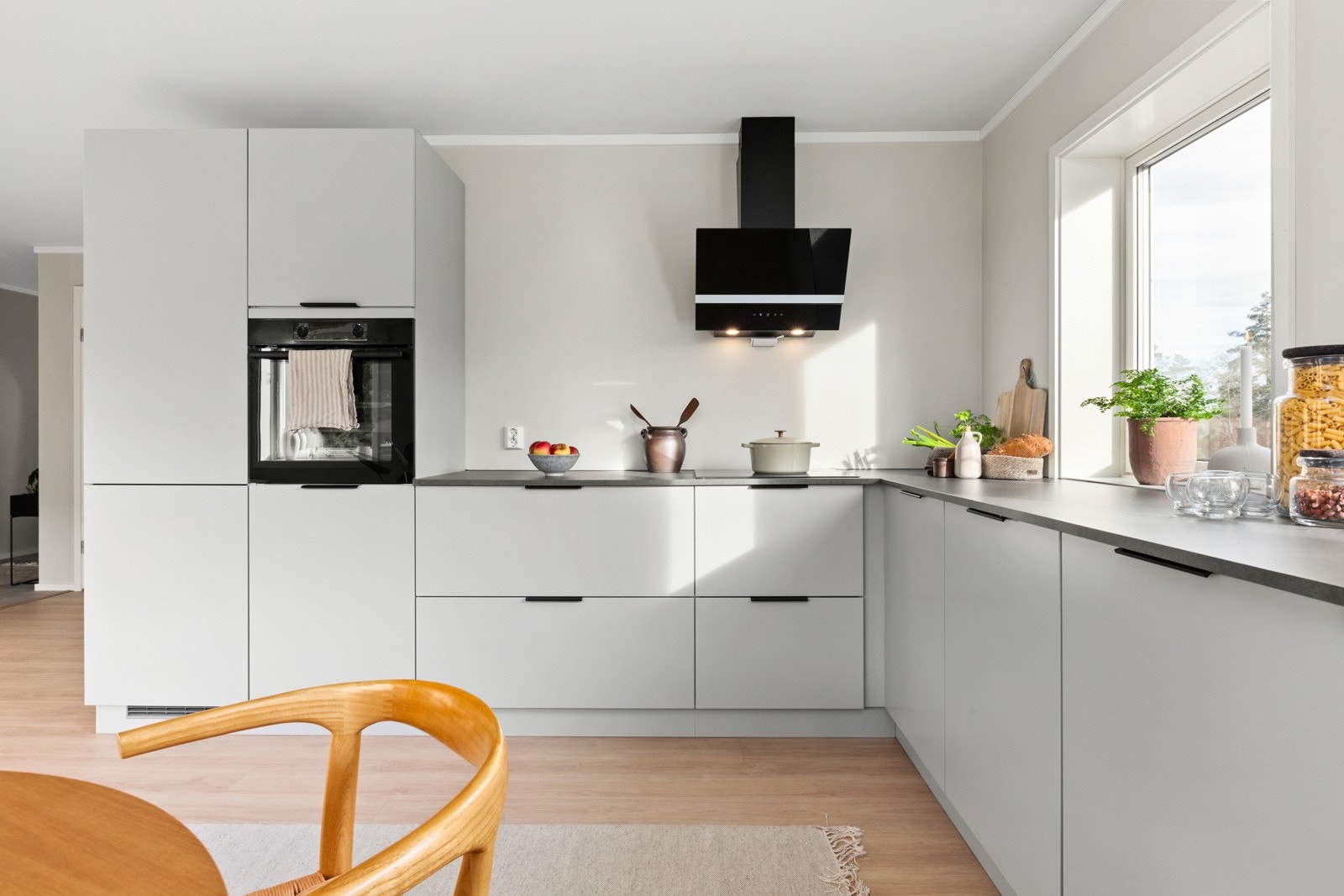 Kjøkkenet er designet for å være både funksjonelt og plassbesparende Galleribilde