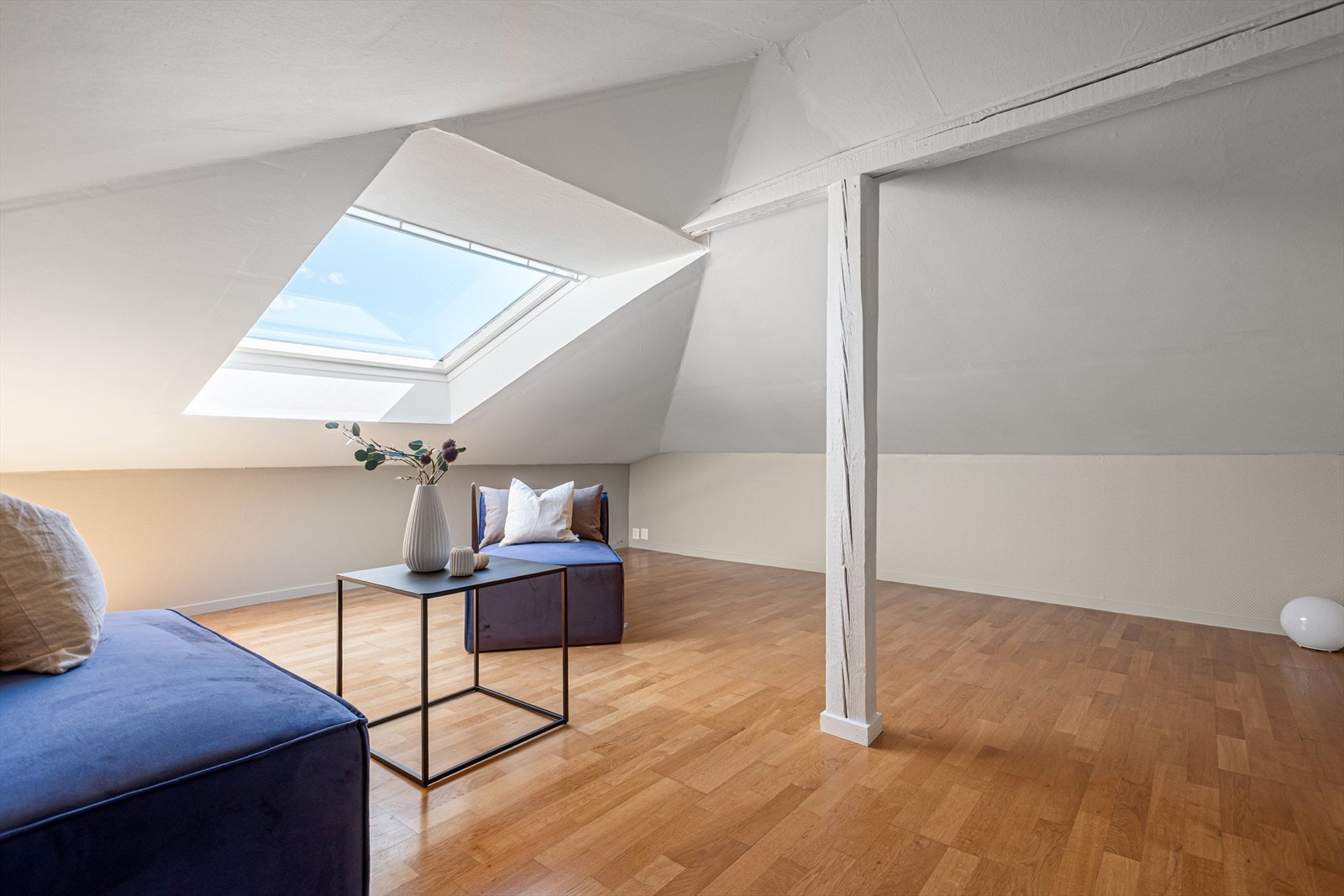 Loftsetasjen har takvindu og mange bruksmuligheter for familien. Galleribilde